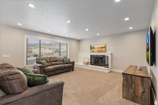 Bountiful, Utah, 84010, United States, 3 Bedrooms Bedrooms, ,3 BathroomsBathrooms,Residential,For Sale,1996735