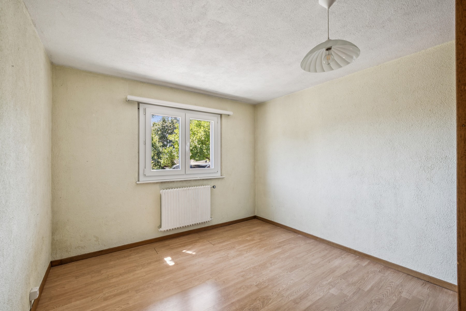  Single-family home in need of renovation with potential - 物件實景