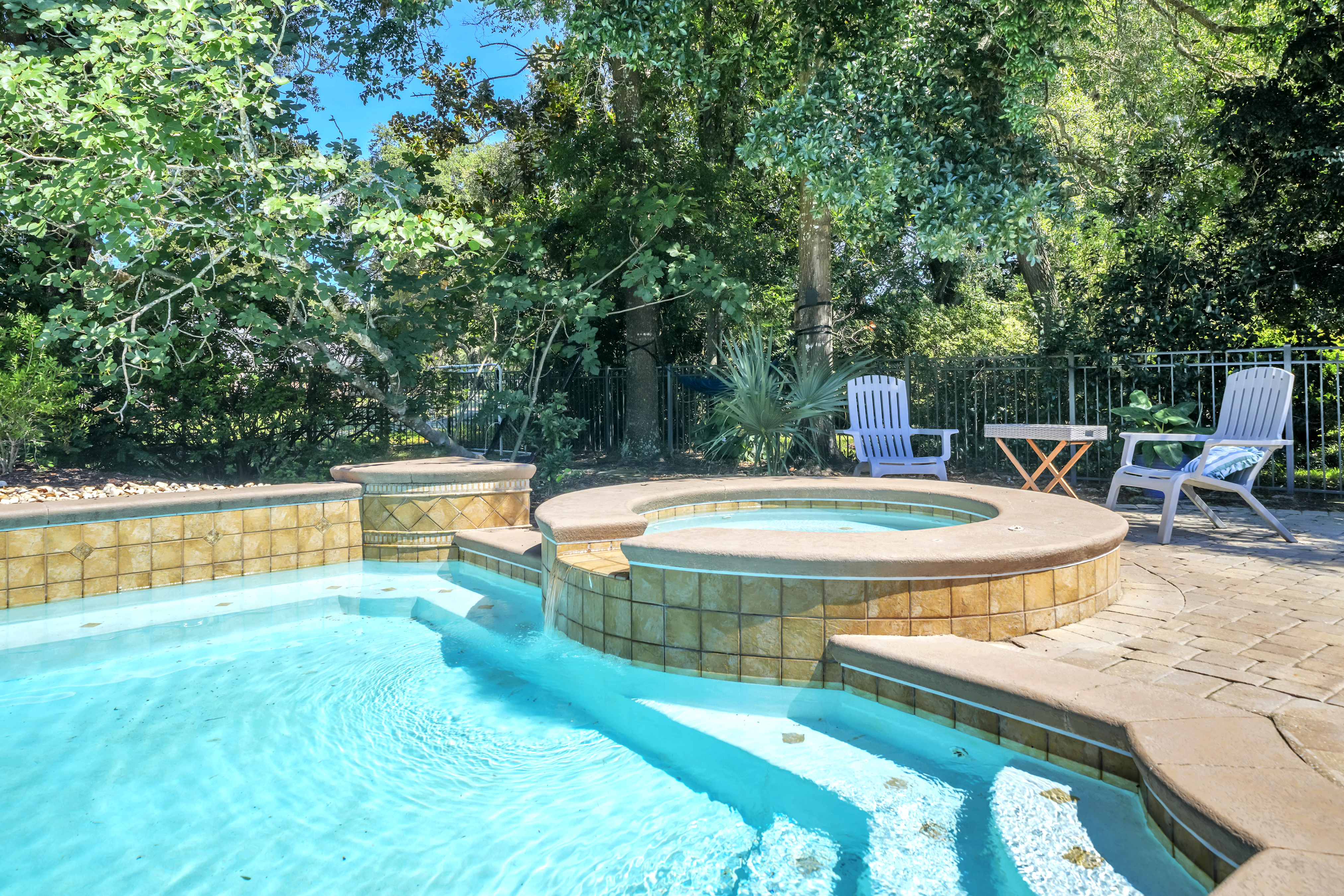  Updated Golf Course Pool Home With Flexible Five-Bedroom Layout - 物件實景