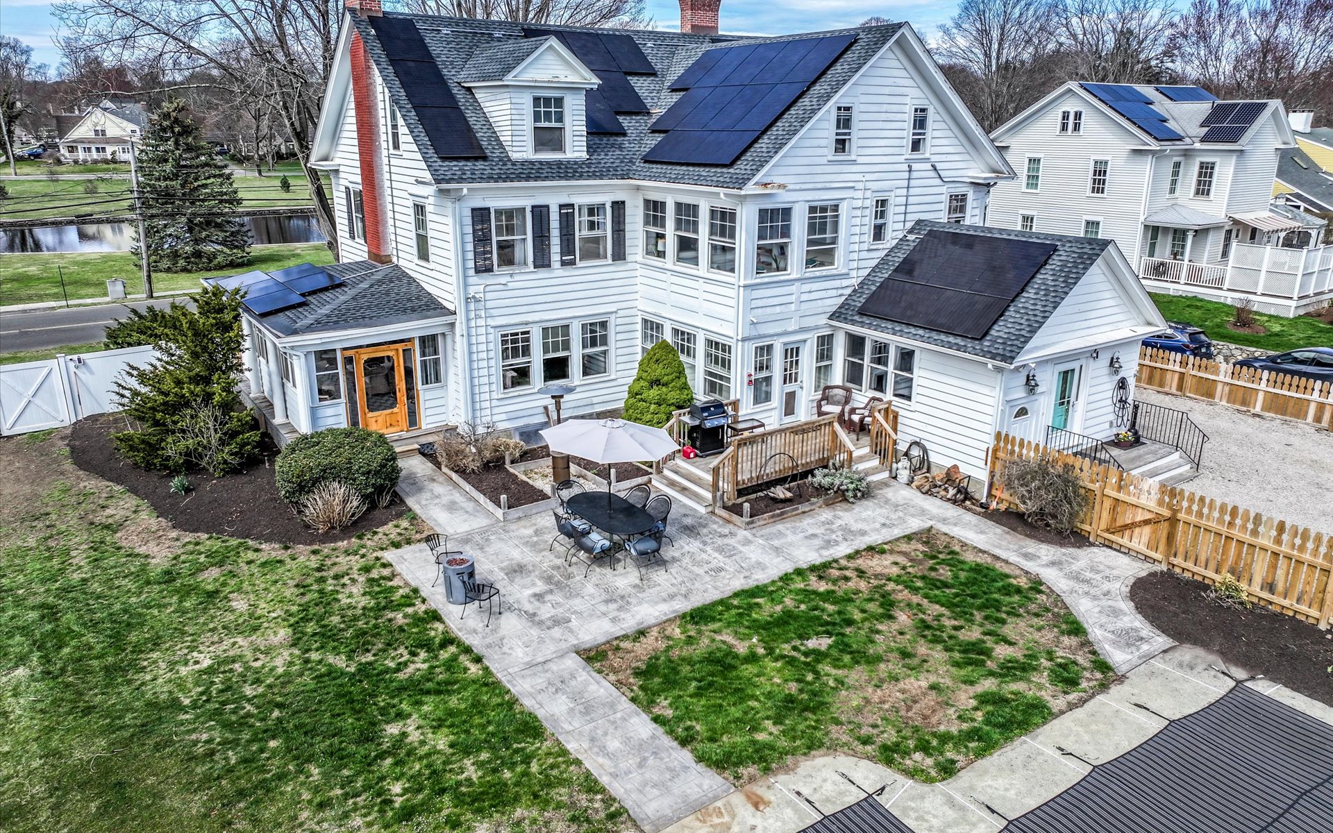  Historic 1918 Colonial with Geothermal + Solar Innovation - 物件實景