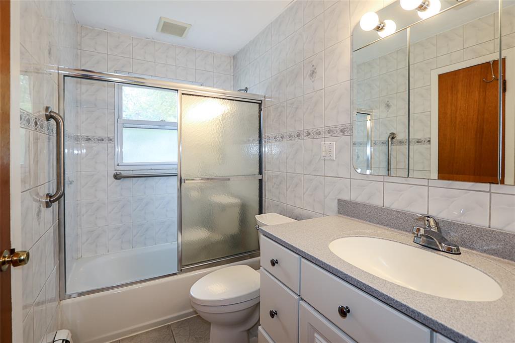 Holbrook, New York, 11741, United States, 4 Bedrooms Bedrooms, ,2 BathroomsBathrooms,Residential,For Sale,1973717