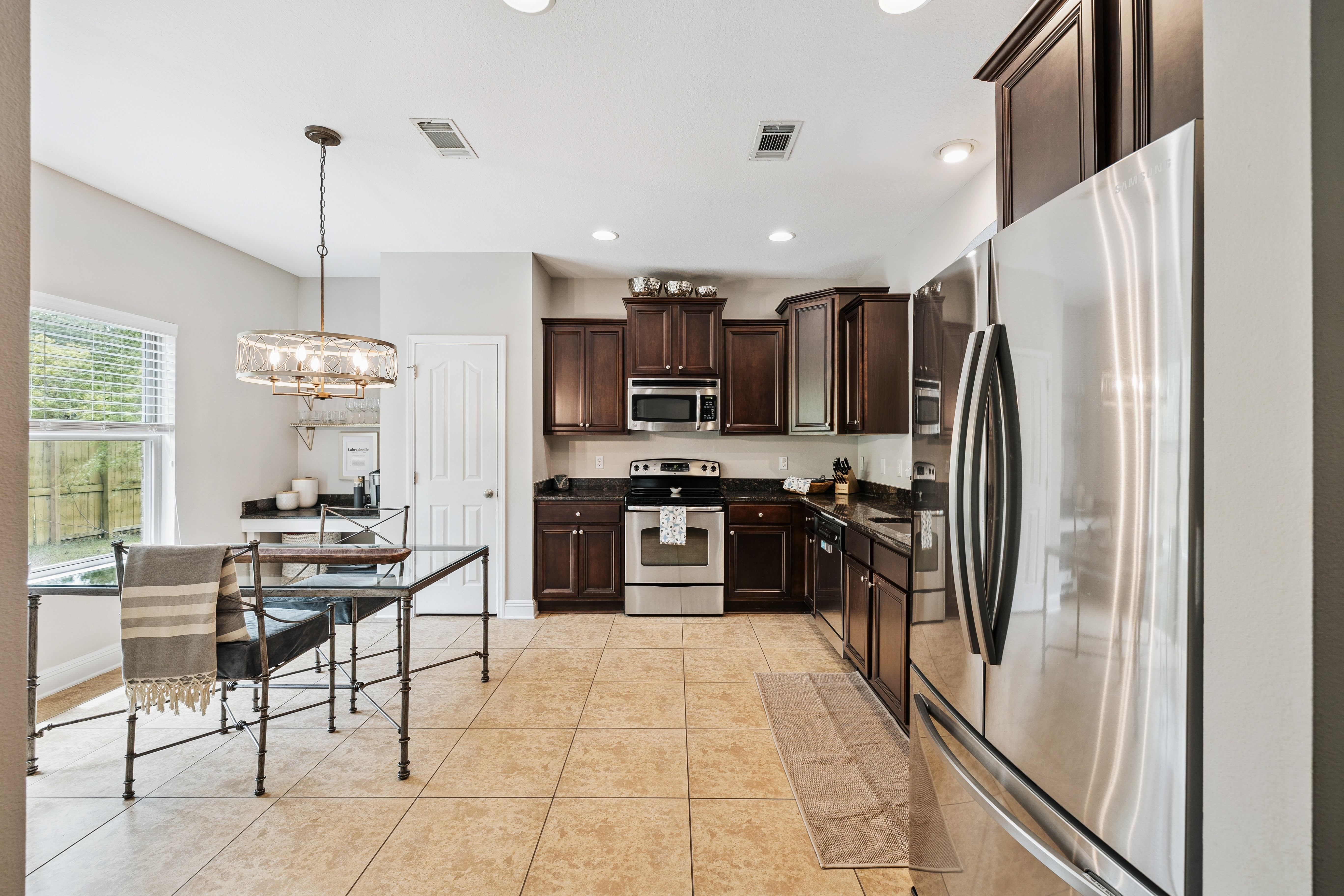  Immaculate, Spacious Single-Level Living Home with Screened Outdoor Living - 物件實景