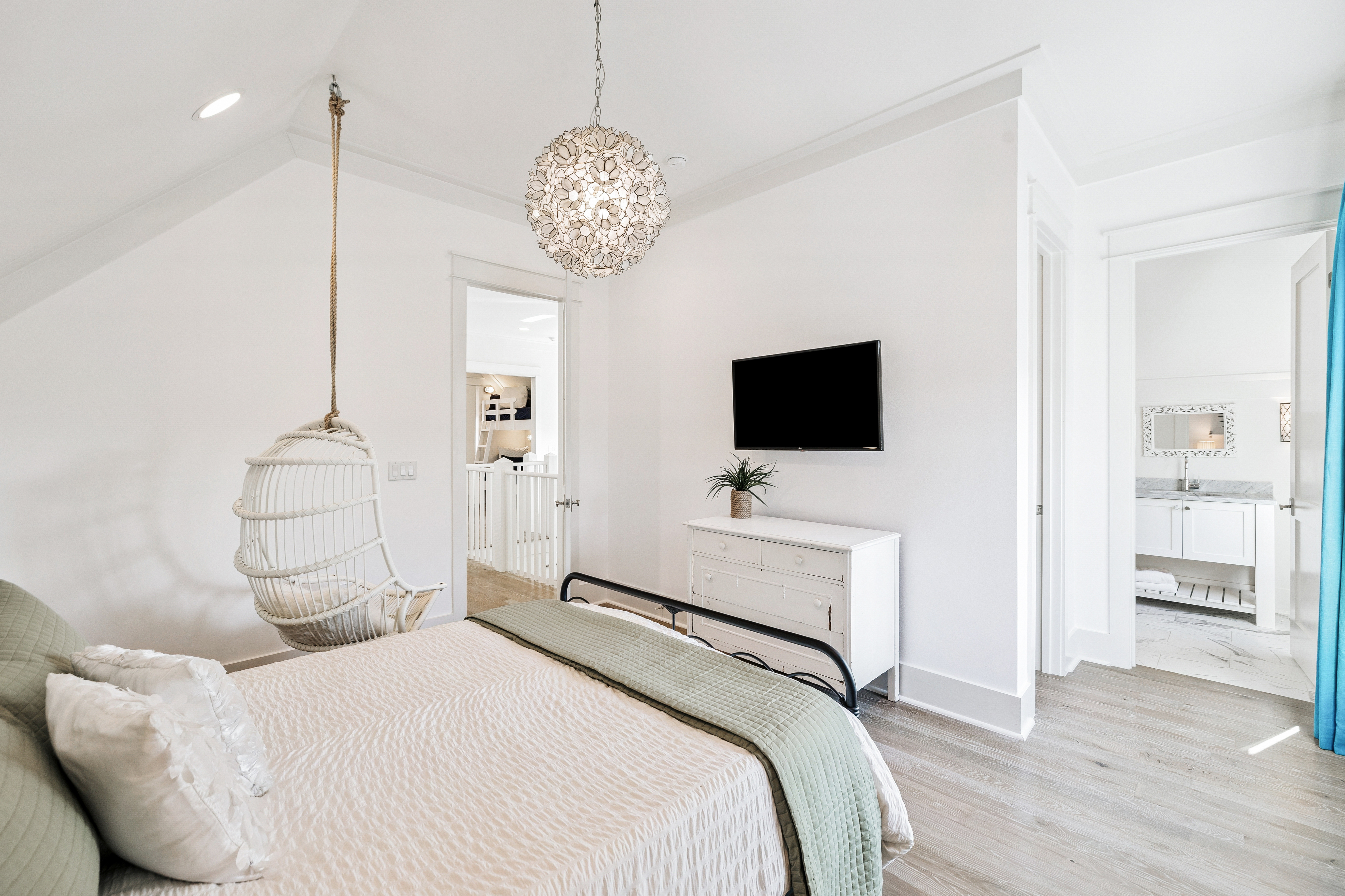  Designer-Furnished Coastal Retreat with Cabana & Outdoor Fireplace - 物件實景