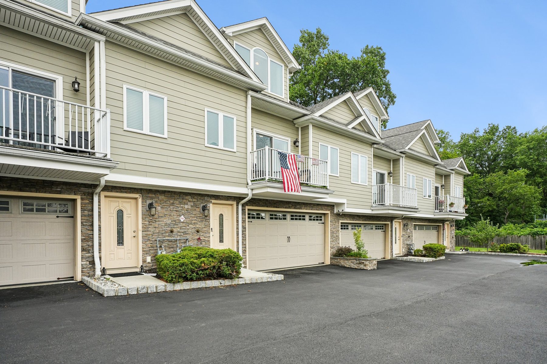  ?Steven Court Community? Meticulously Maintained Top to Bottom Townhome - 物件實景