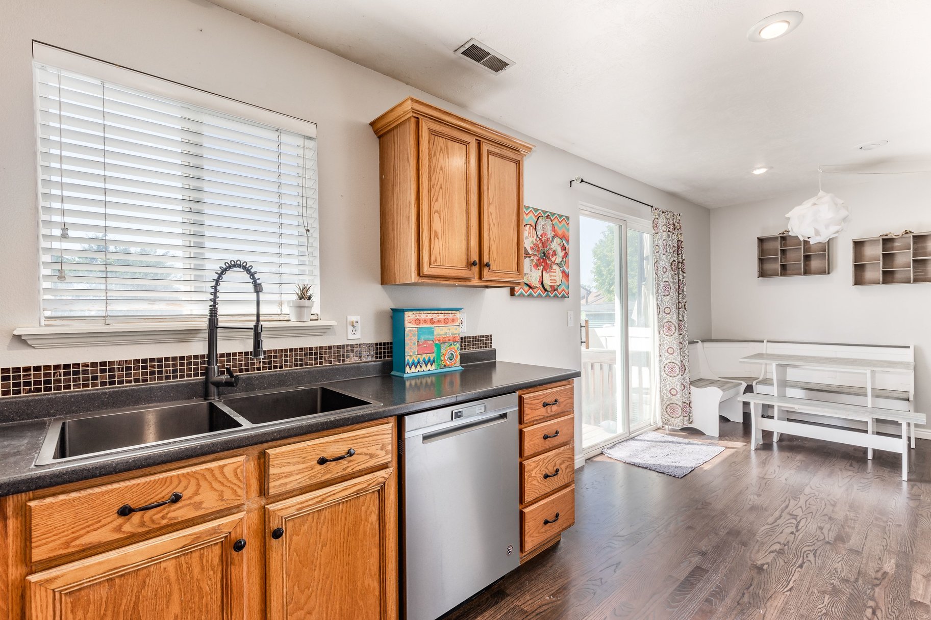  Your Perfect Townhome: Spacious Layout, Finished Basement & Relaxing Back Patio - 物件實景