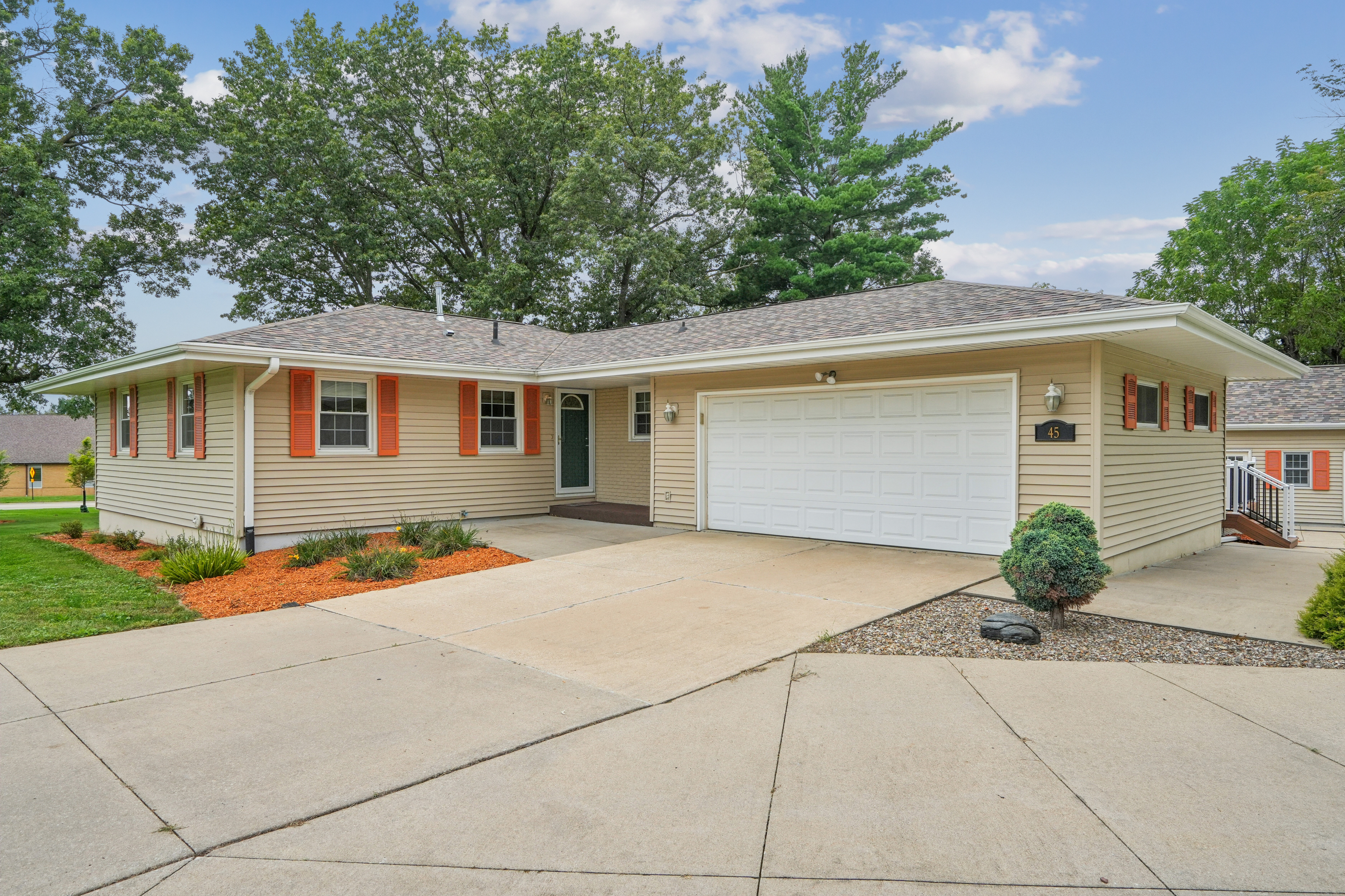 Mentzer Rd, Robins, IA 52328