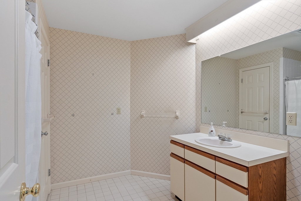 Worcester, Massachusetts, 01609, United States, 3 Bedrooms Bedrooms, ,4 BathroomsBathrooms,Residential,For Sale,1987815