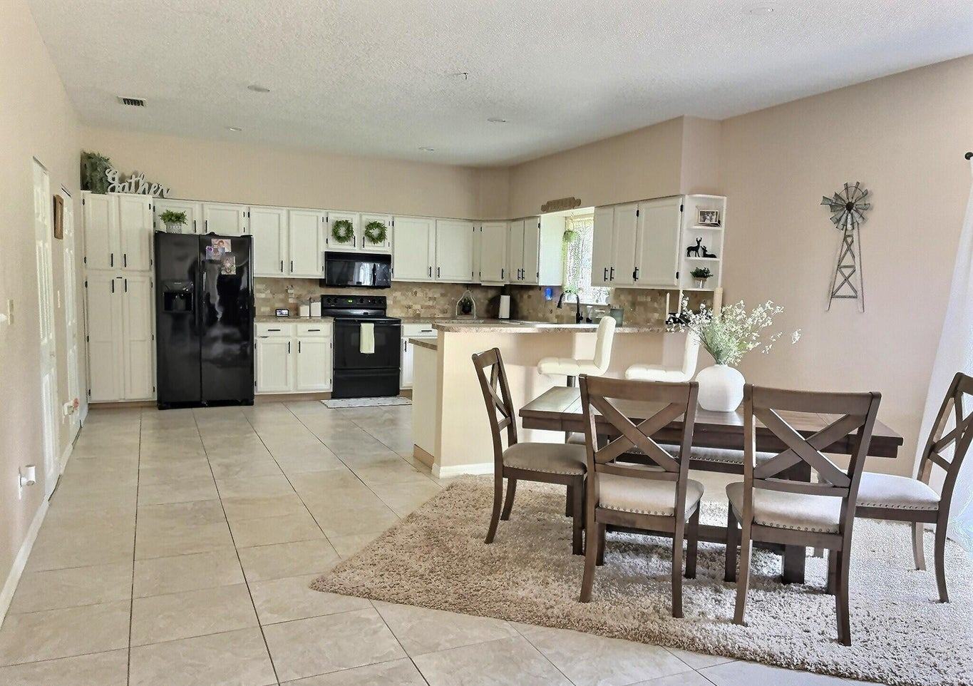 Hawthorne, Florida, 32640, United States, 5 Bedrooms Bedrooms, ,2 BathroomsBathrooms,Residential,For Sale,1903674
