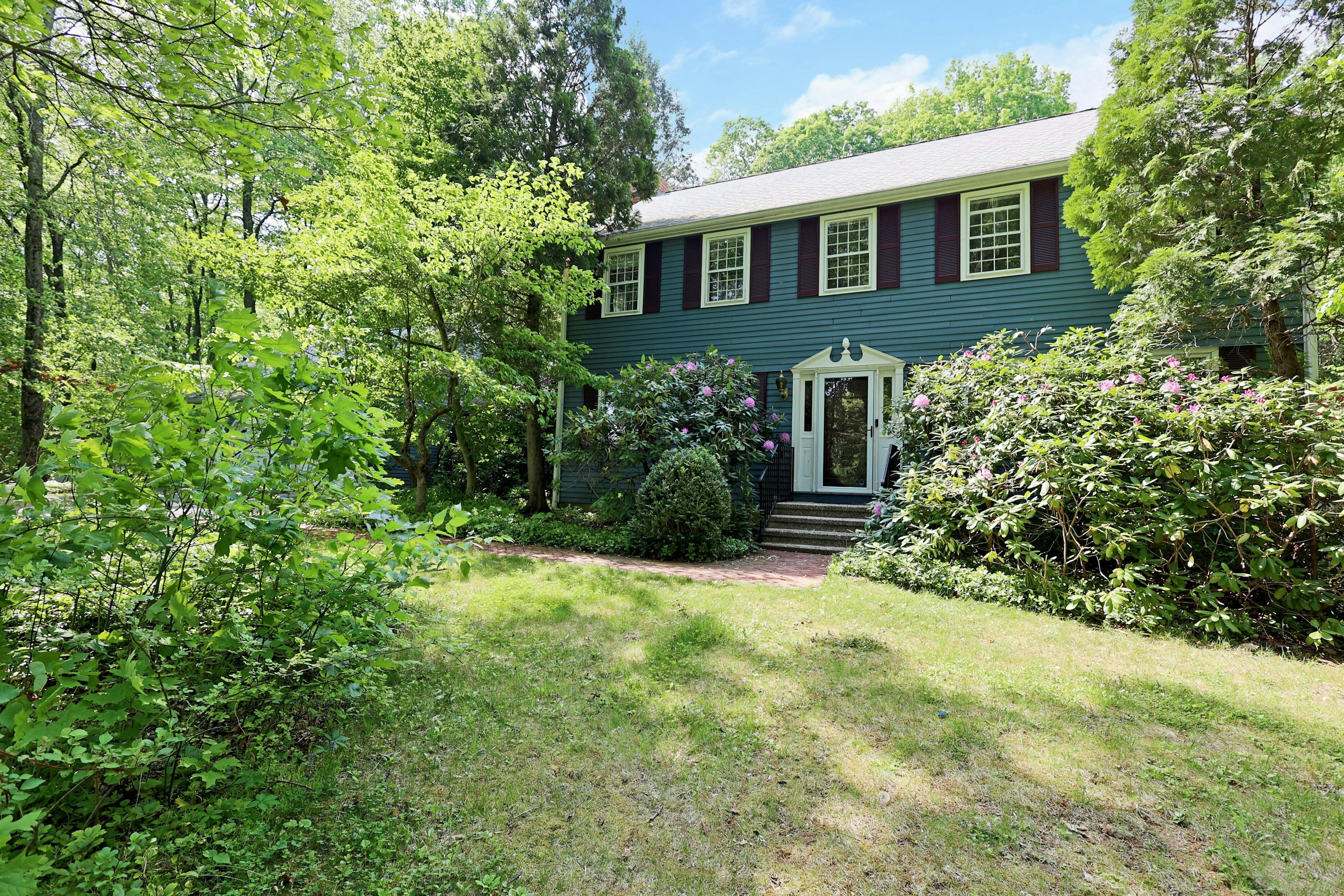  Classic New England Colonial - 物件實景