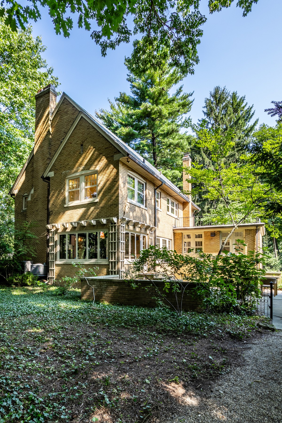 Gated English Tudor Home on One of the Most Desirable Blocks in Meridian Kessler - 物件實景