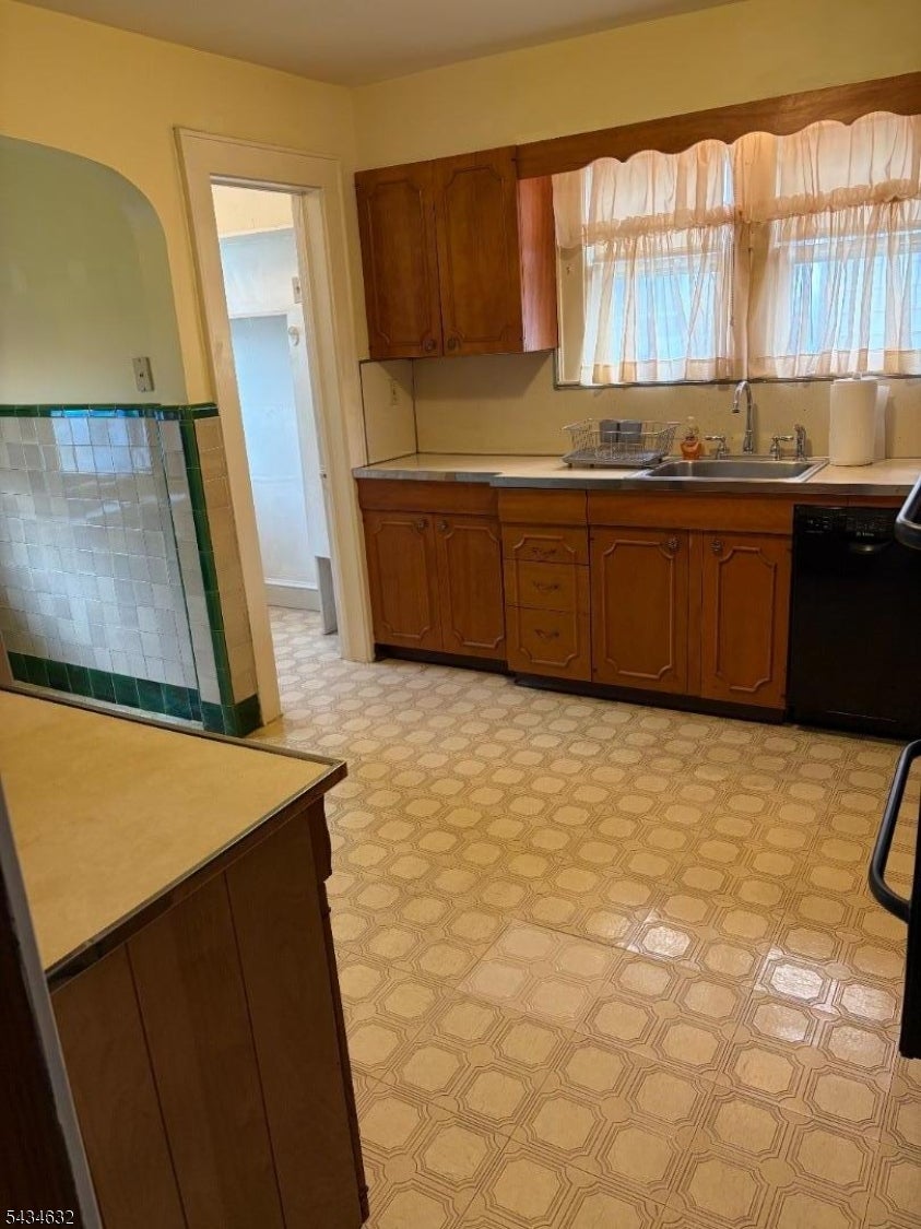Bloomfield Twp., New Jersey, 07003, United States, 3 Bedrooms Bedrooms, ,1 BathroomBathrooms,Residential,For Sale,2048064