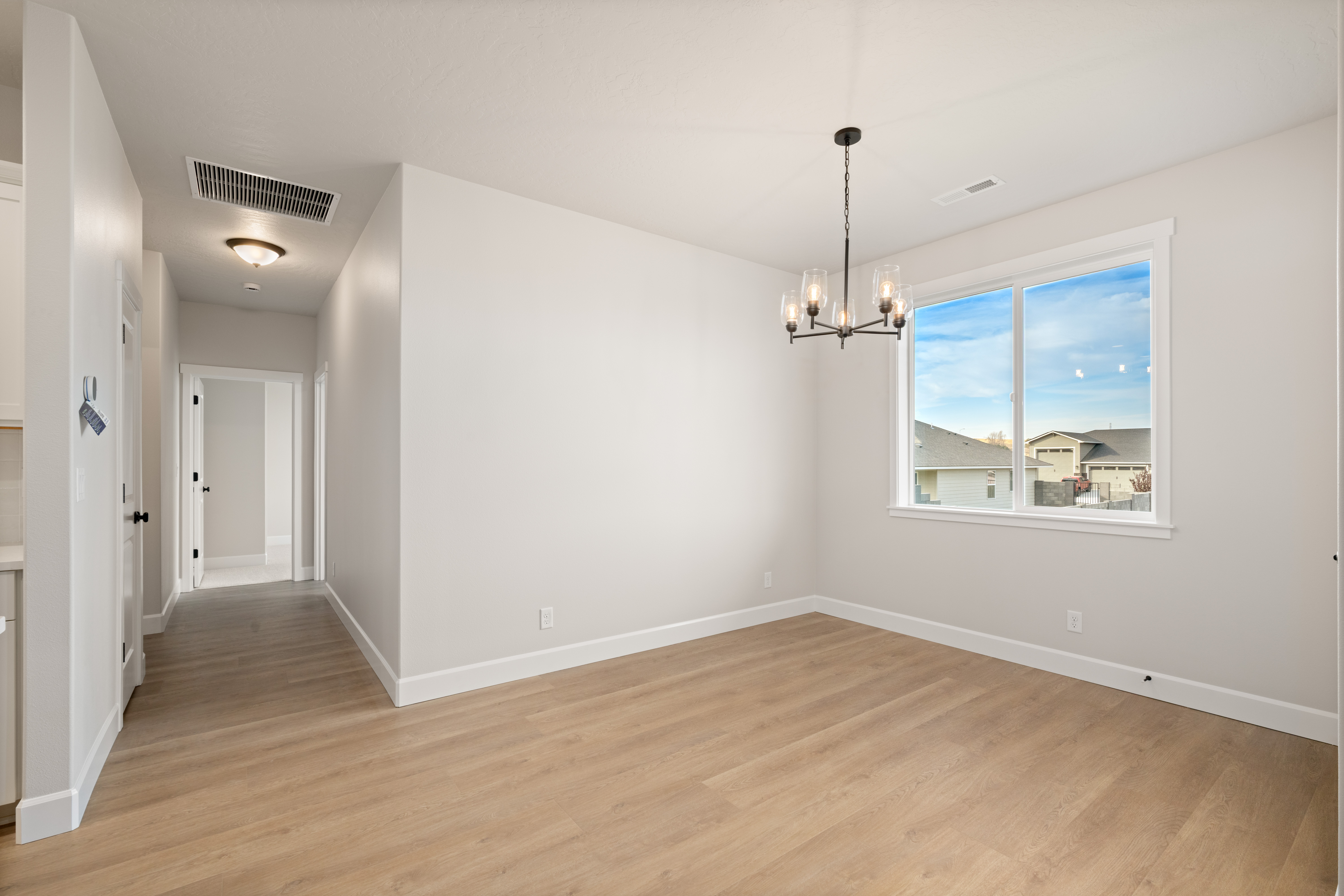  4 Beds, RV Garage & Large Pantry - 物件實景