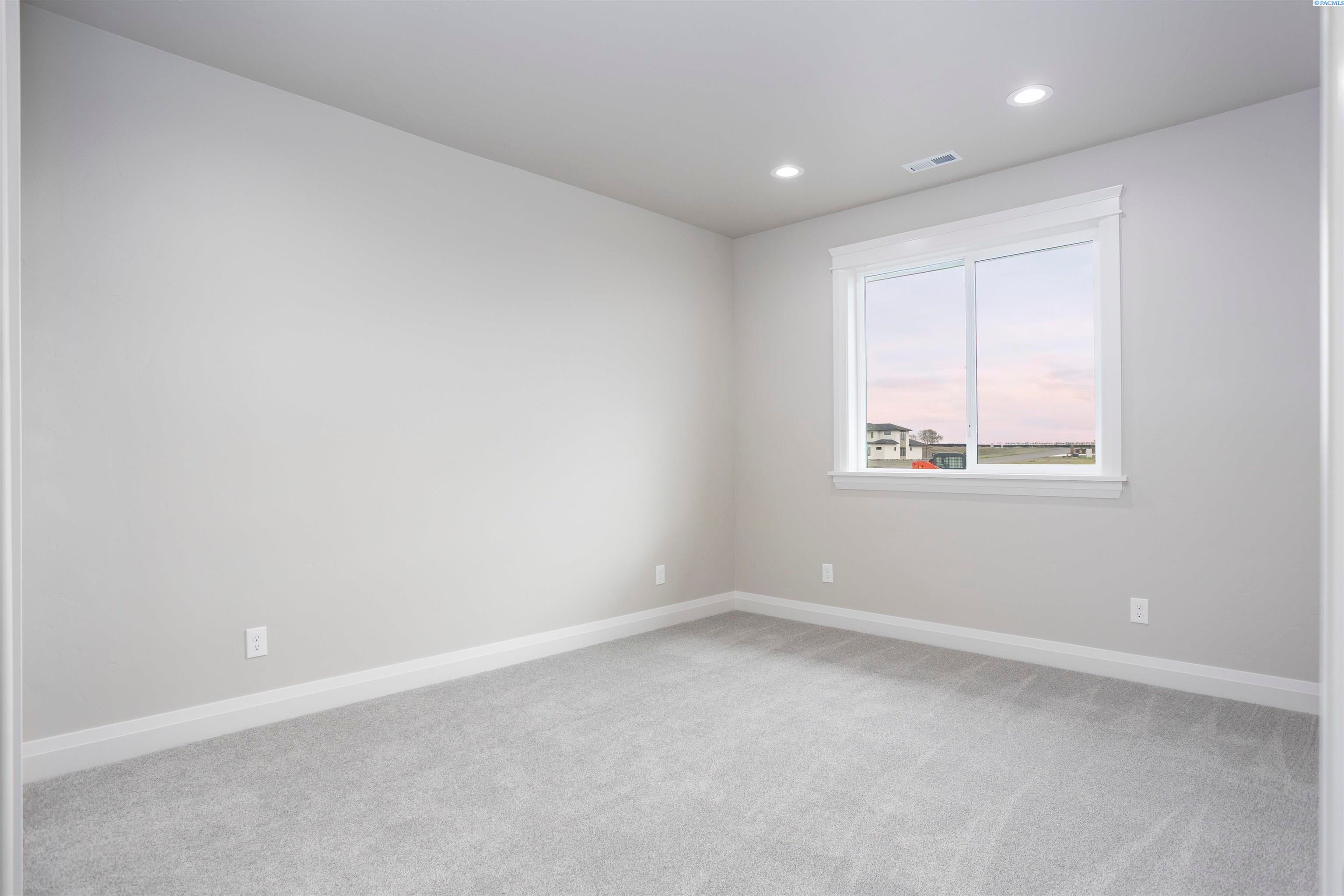 Pasco, Washington, 99301, United States, 4 Bedrooms Bedrooms, ,4 BathroomsBathrooms,Residential,For Sale,1979457