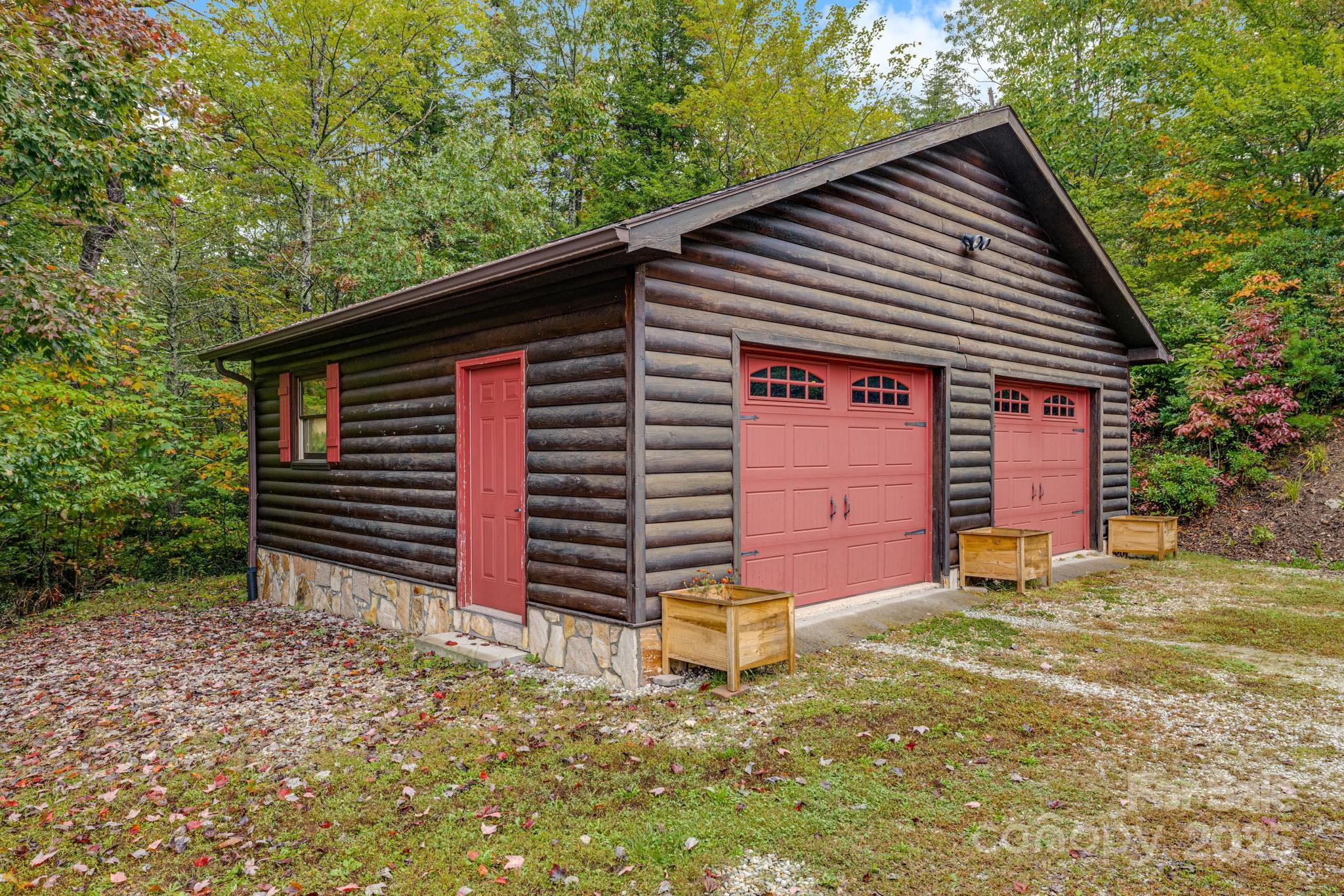 Spruce Pine, North Carolina, 28777, United States, 3 Bedrooms Bedrooms, ,3 BathroomsBathrooms,Residential,For Sale,1991683