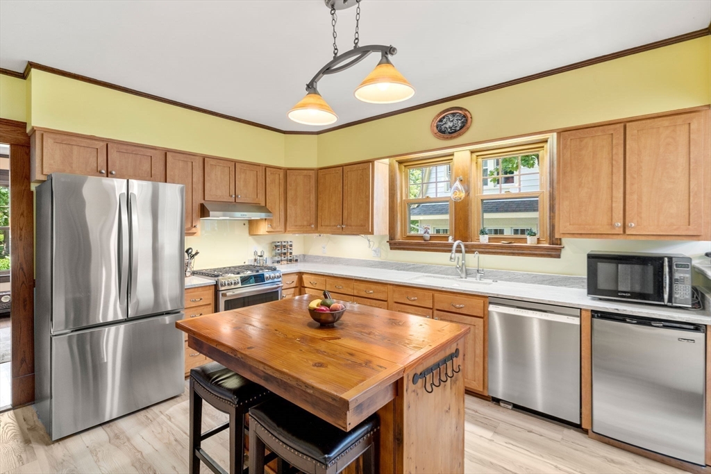 Holyoke, Massachusetts, 01040, United States, 4 Bedrooms Bedrooms, ,2 BathroomsBathrooms,Residential,For Sale,1939451