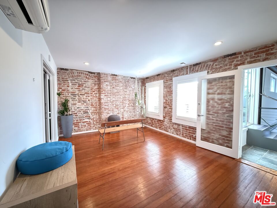 Venice, California, 90291, United States, 2 Bedrooms Bedrooms, ,2 BathroomsBathrooms,Residential,For Sale,1989635