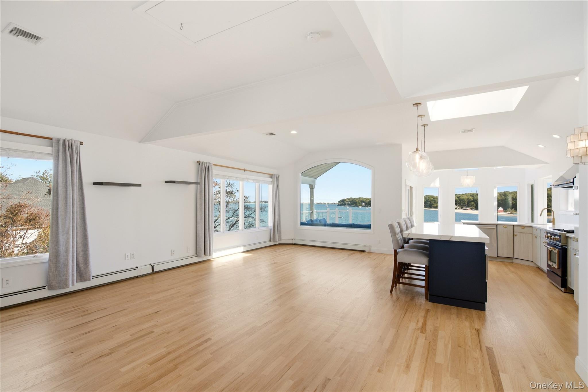  565 Mckinley Terrace, Centerport, NY, 11721 - 物件實景