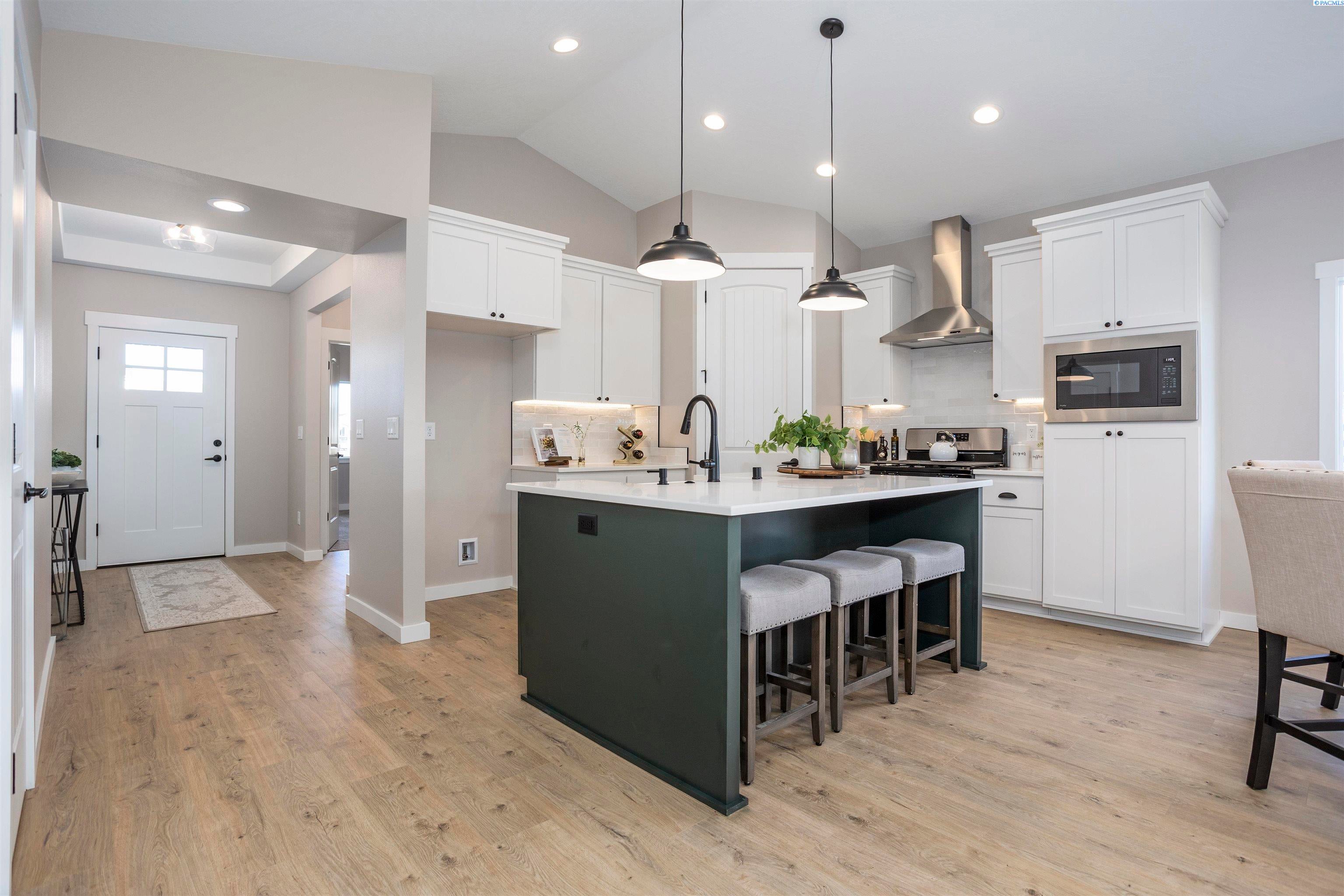 Richland, Washington, 99352, United States, 3 Bedrooms Bedrooms, ,2 BathroomsBathrooms,Residential,For Sale,1924458