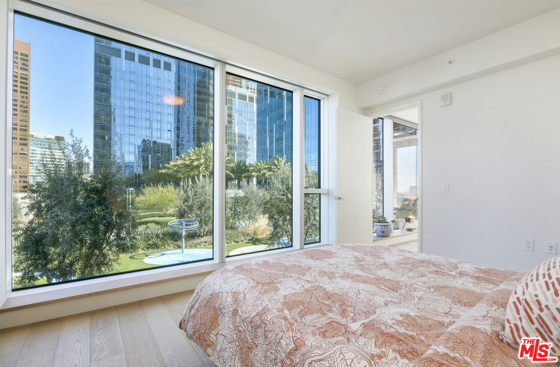 Los Angeles, California, 90017, United States, 1 Bedroom Bedrooms, ,2 BathroomsBathrooms,Residential,For Sale,1987856