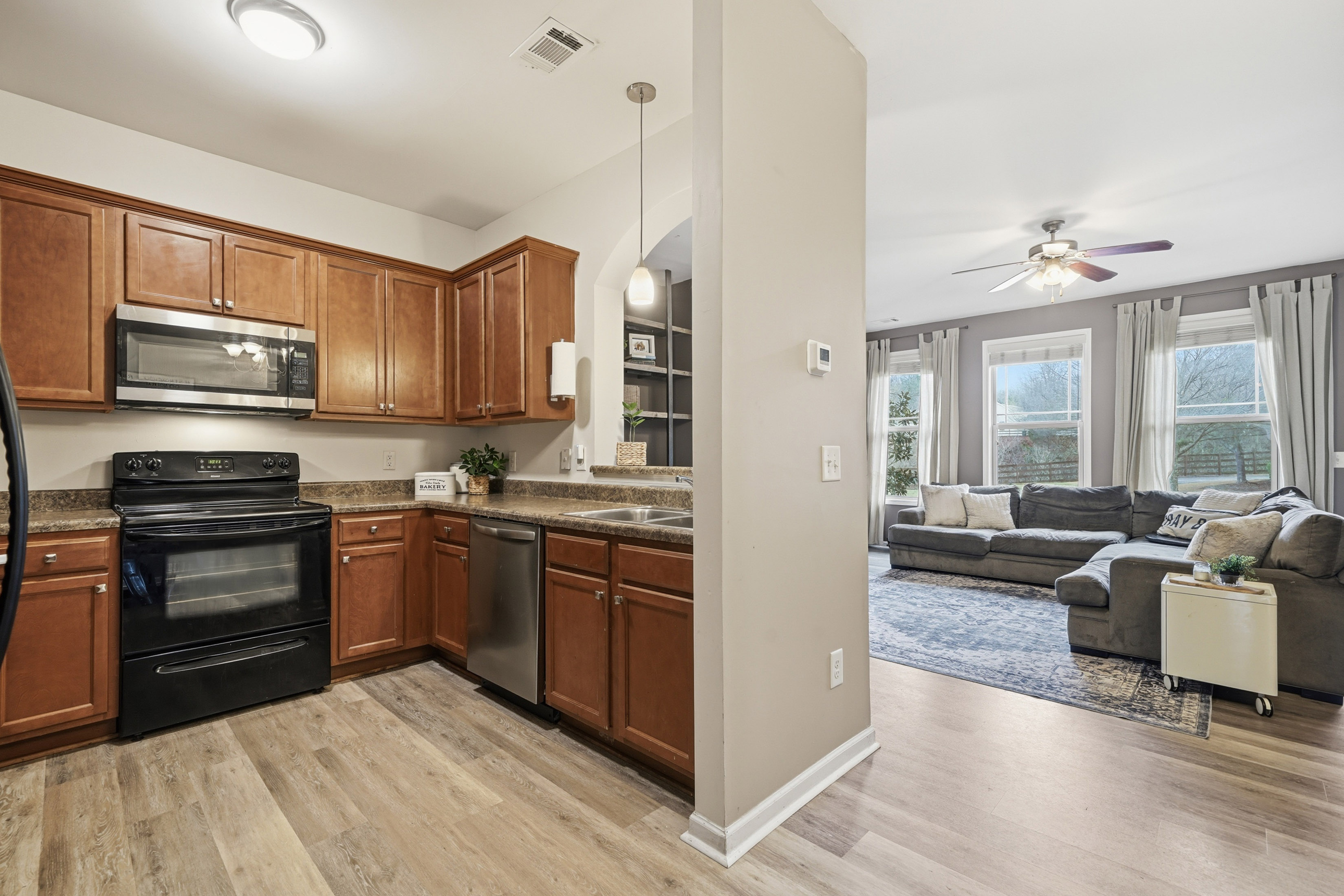  Charming End-Unit Townhome at the End of a Peaceful Cul-de-Sac - 物件實景