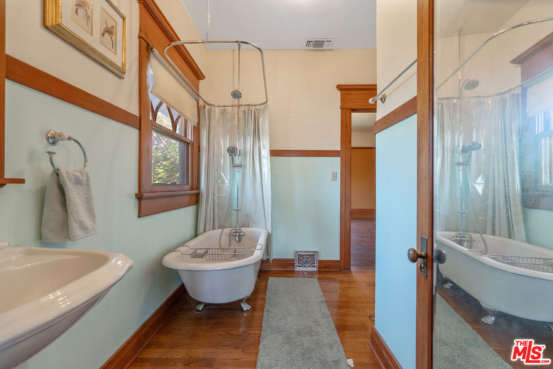 Los Angeles, California, 90006, United States, 6 Bedrooms Bedrooms, ,5 BathroomsBathrooms,Residential,For Sale,1883118