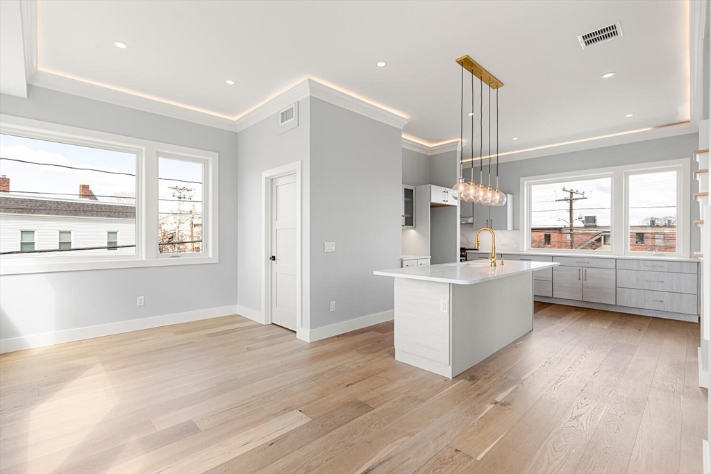 Waltham, Massachusetts, 02453, United States, 4 Bedrooms Bedrooms, ,4 BathroomsBathrooms,Residential,For Sale,1997475