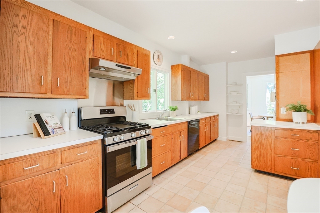 Newton, Massachusetts, 02465, United States, 5 Bedrooms Bedrooms, ,3 BathroomsBathrooms,Residential,For Sale,1939012