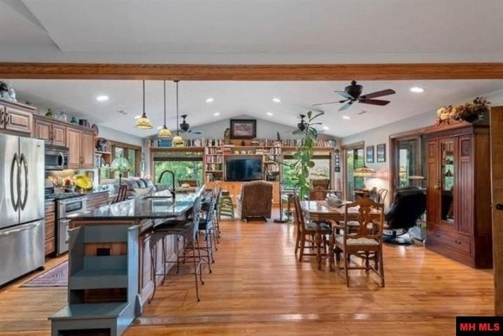 Mountain Home, Arkansas, 72653, United States, 5 Bedrooms Bedrooms, ,4 BathroomsBathrooms,Residential,For Sale,1899496