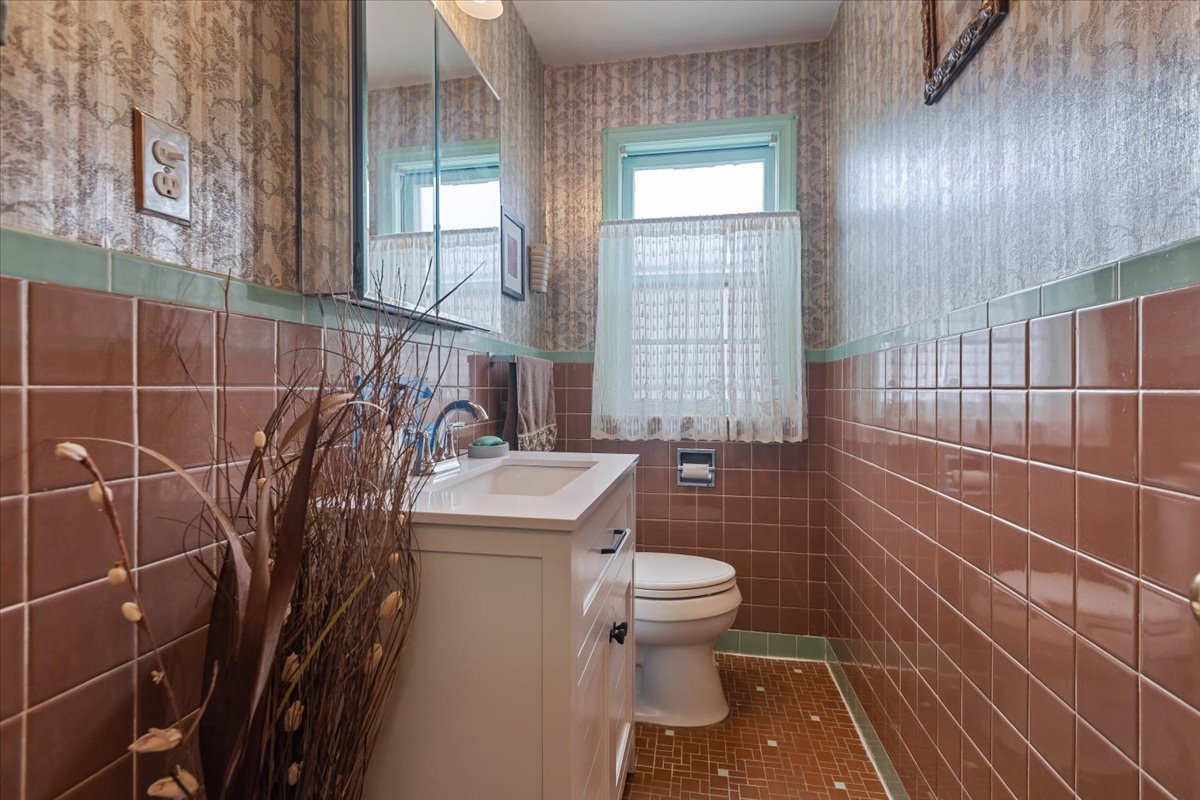 Chicago, Illinois, 60645, United States, 3 Bedrooms Bedrooms, ,3 BathroomsBathrooms,Residential,For Sale,1976245