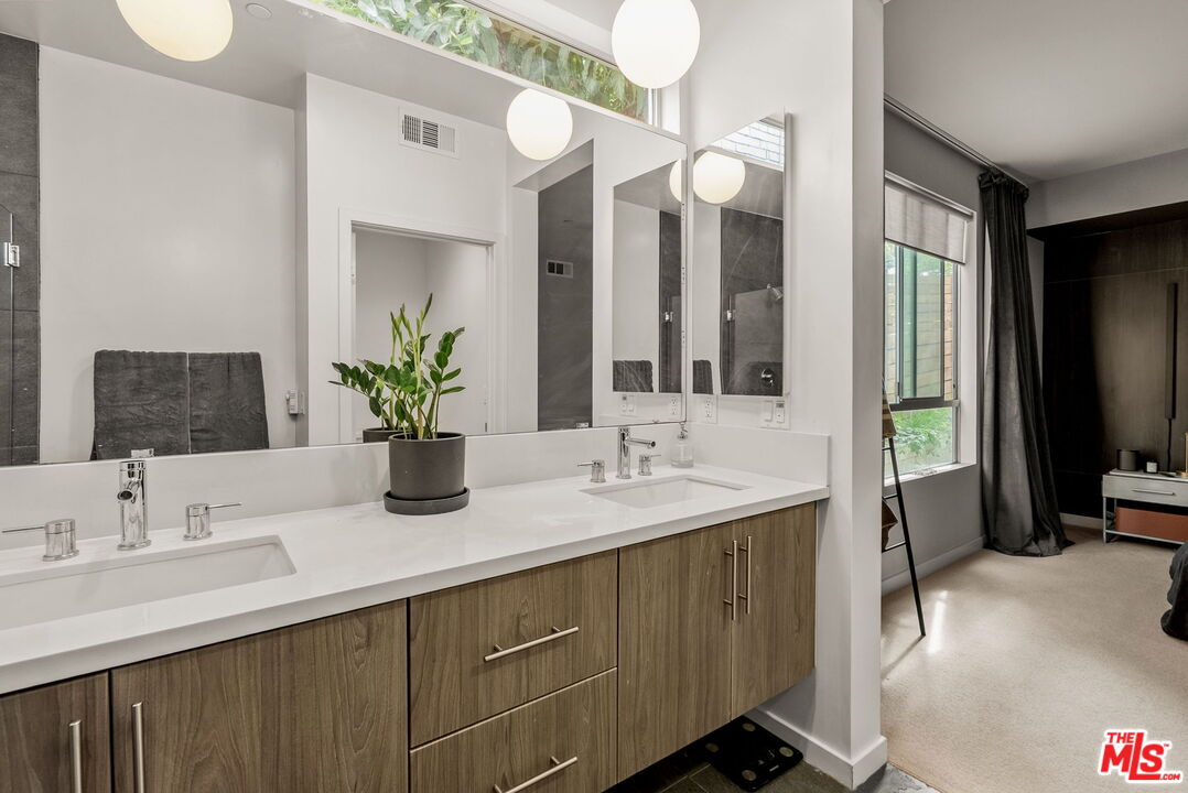 Los Angeles, California, 90026, United States, 3 Bedrooms Bedrooms, ,4 BathroomsBathrooms,Residential,For Sale,1829395