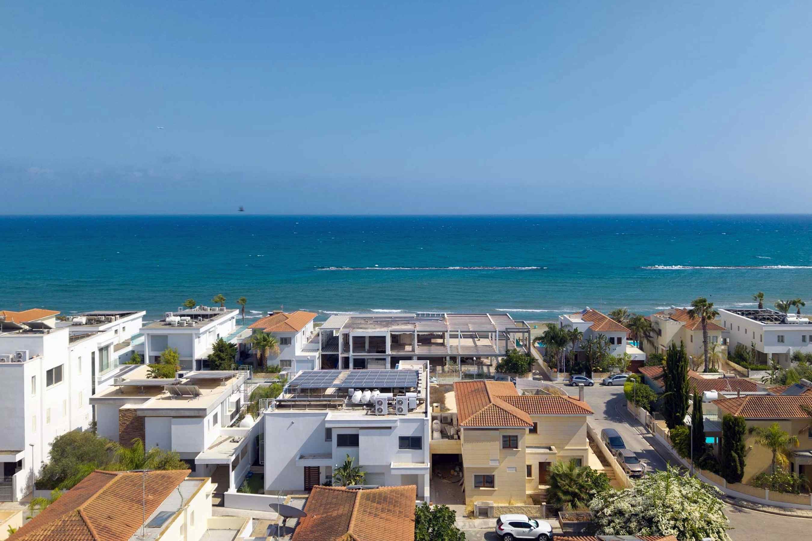  4 Bedroom Beachfront Villa with Rooftop Terrace in Pyla, Larnaca - 物件實景