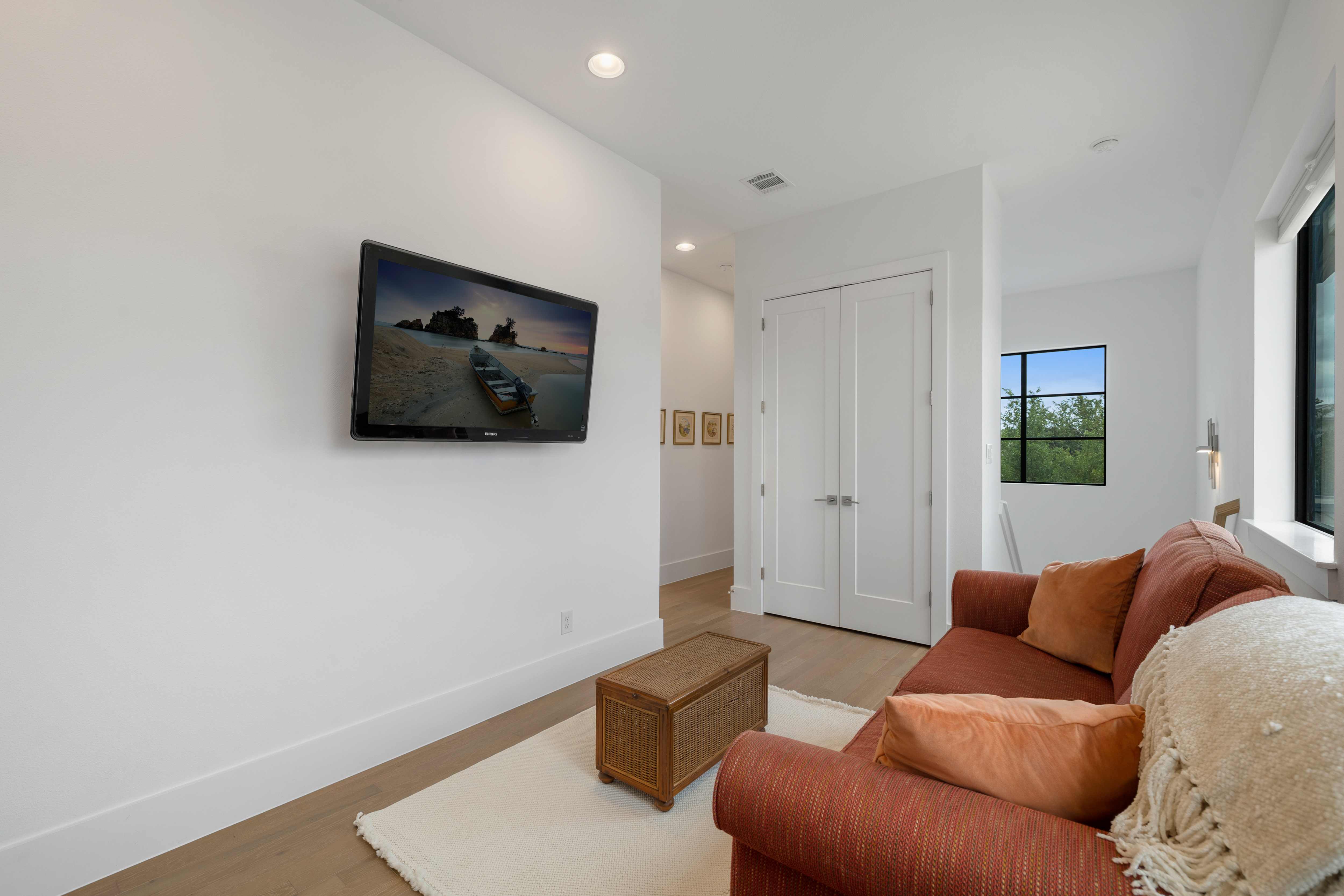  Custom Contemporary with Designer Finishes - 物件實景