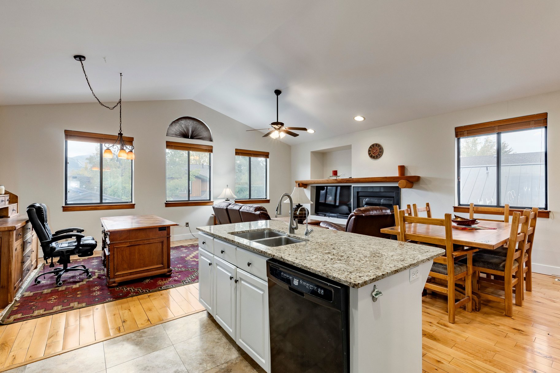  Rare Creekside Retreat  Privacy, Mountain Living & Unbeatable Convenience - 物件實景