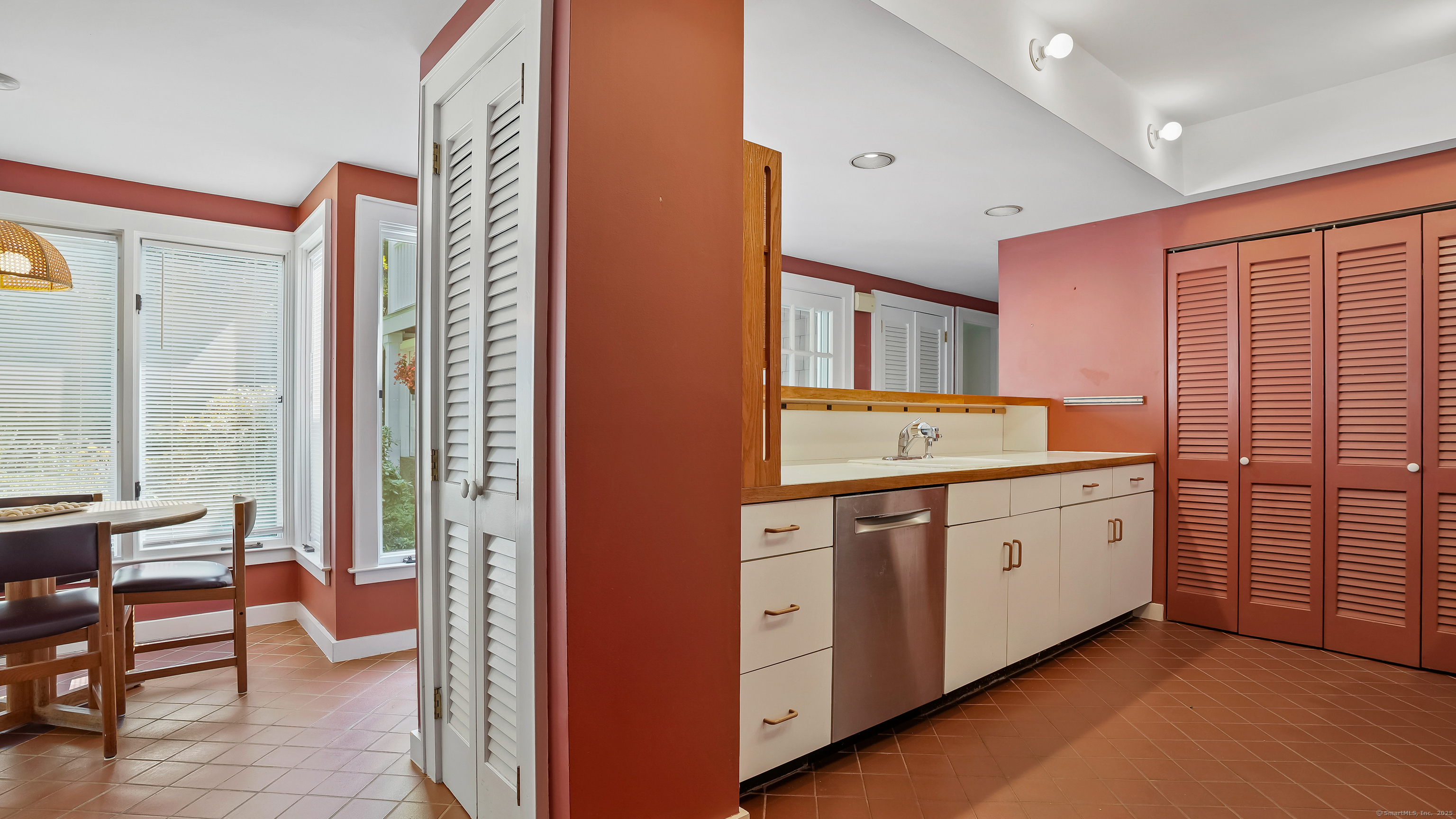 Hamden, Connecticut, 06517, United States, 4 Bedrooms Bedrooms, ,3 BathroomsBathrooms,Residential,For Sale,1917035