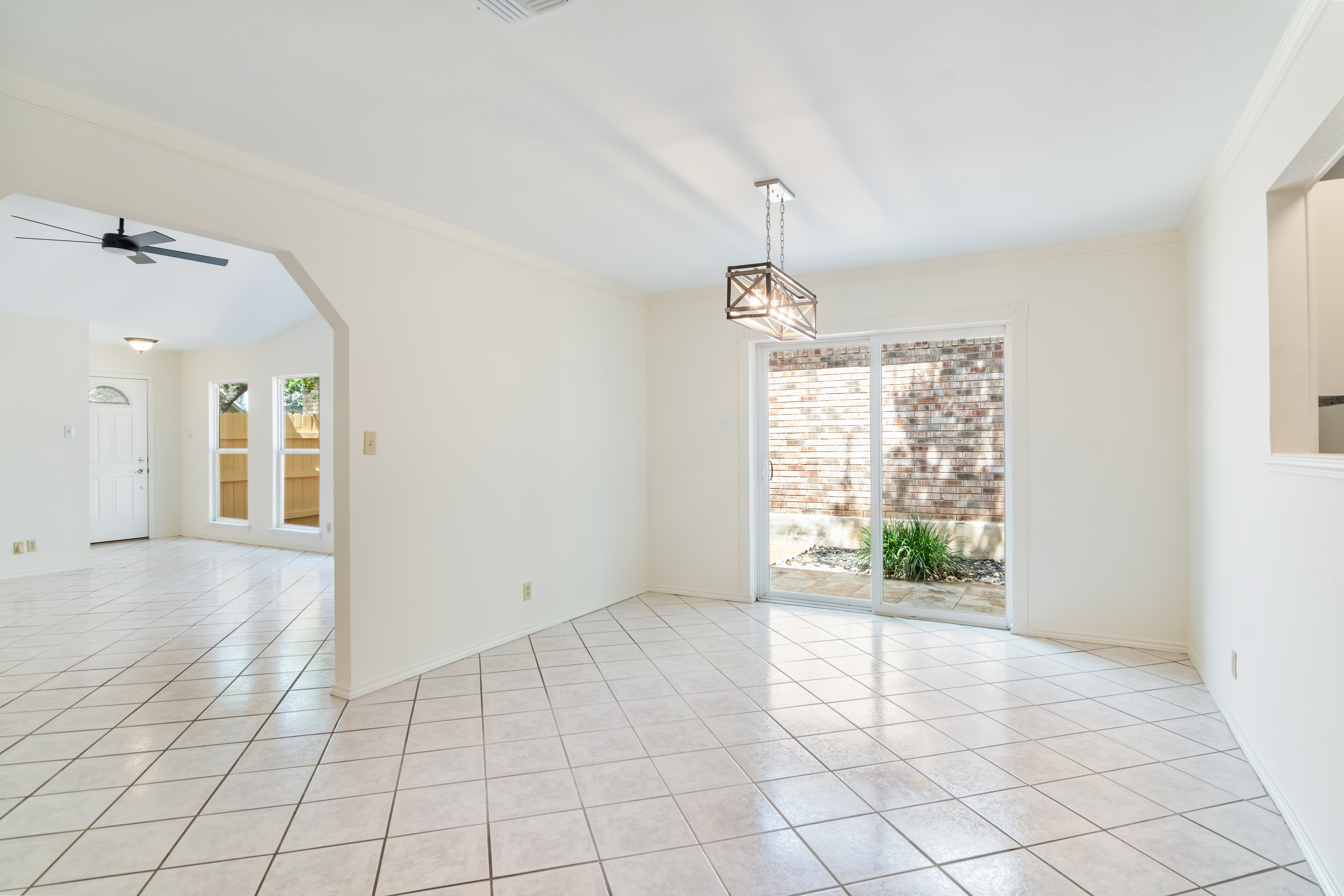  Spacious Woodridge Gem with Fireplace - 物件實景