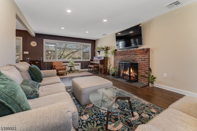 Boonton, New Jersey, 07005, United States, 3 Bedrooms Bedrooms, ,2 BathroomsBathrooms,Residential,For Sale,1998669