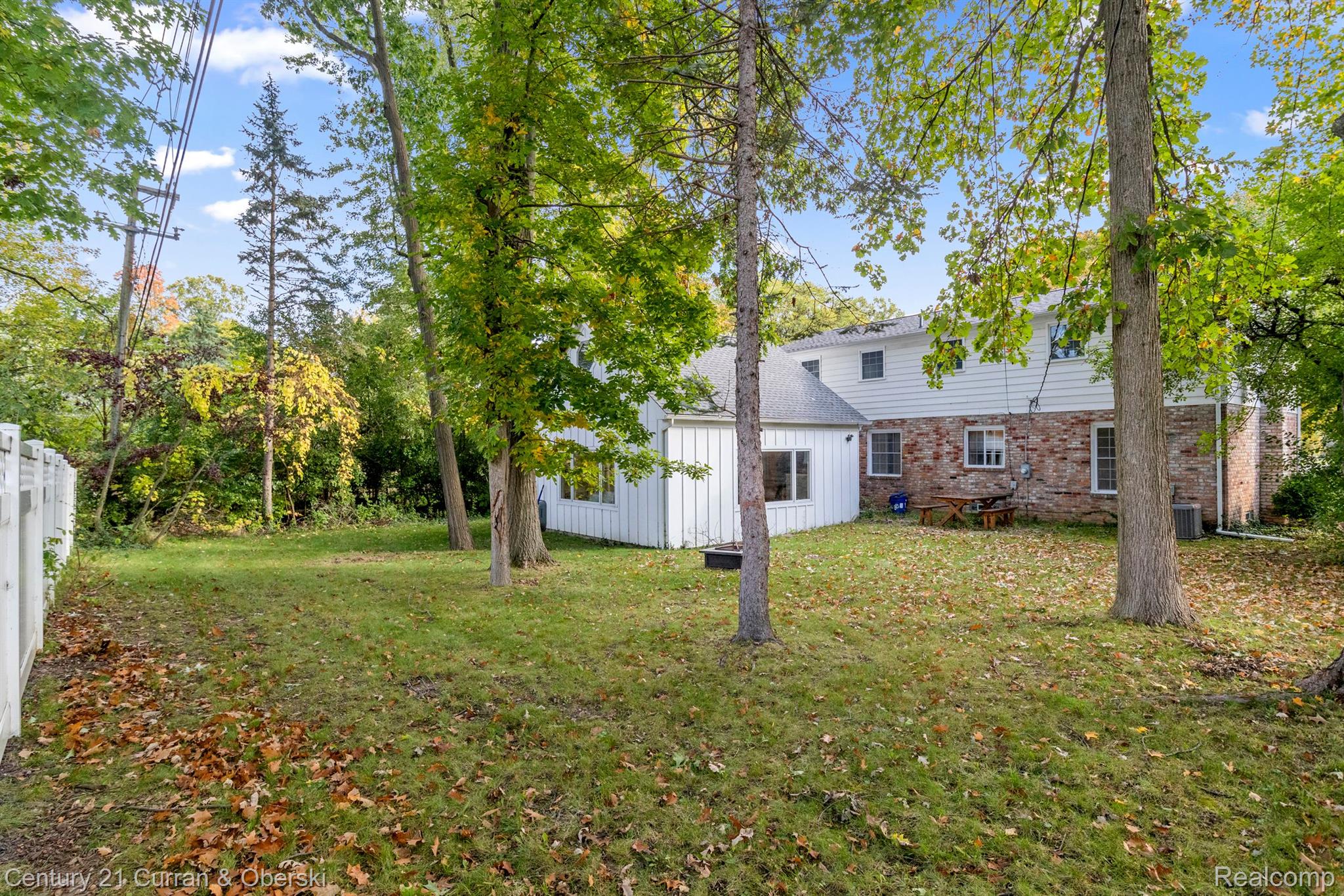 West Bloomfield Charter Township, Michigan, 48322, United States, 4 Bedrooms Bedrooms, ,3 BathroomsBathrooms,Residential,For Sale,1977559