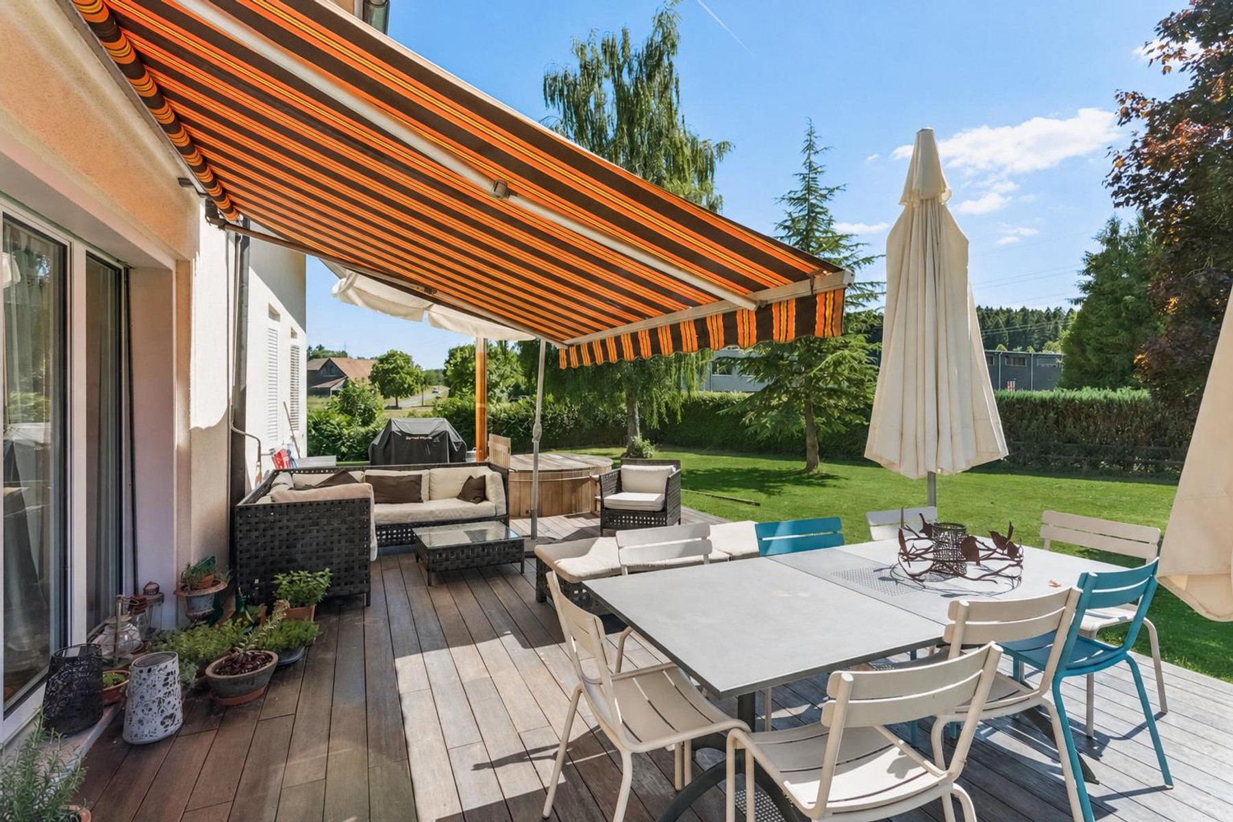  Detached villa on a 2,915 m² lot, with significant solar energy generation and i - 物件實景