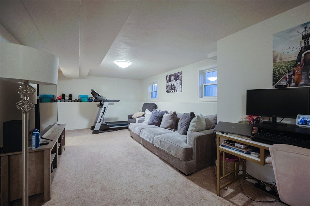 Framingham, Massachusetts, 01701, United States, 3 Bedrooms Bedrooms, ,2 BathroomsBathrooms,Residential,For Sale,1987997