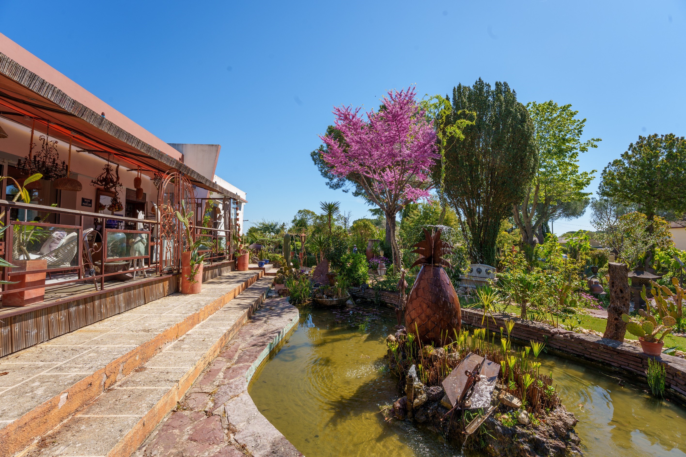  In an idyllic green setting, a unique and welcoming property... - 物件實景