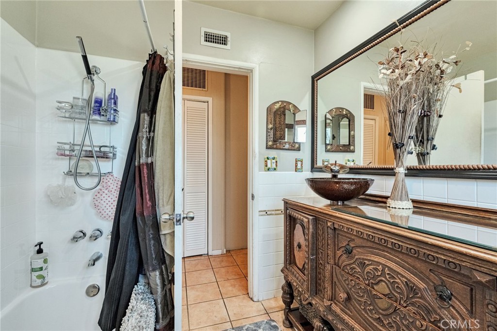 Van Nuys, California, 91406, United States, 4 Bedrooms Bedrooms, ,1 BathroomBathrooms,Residential,For Sale,1982860