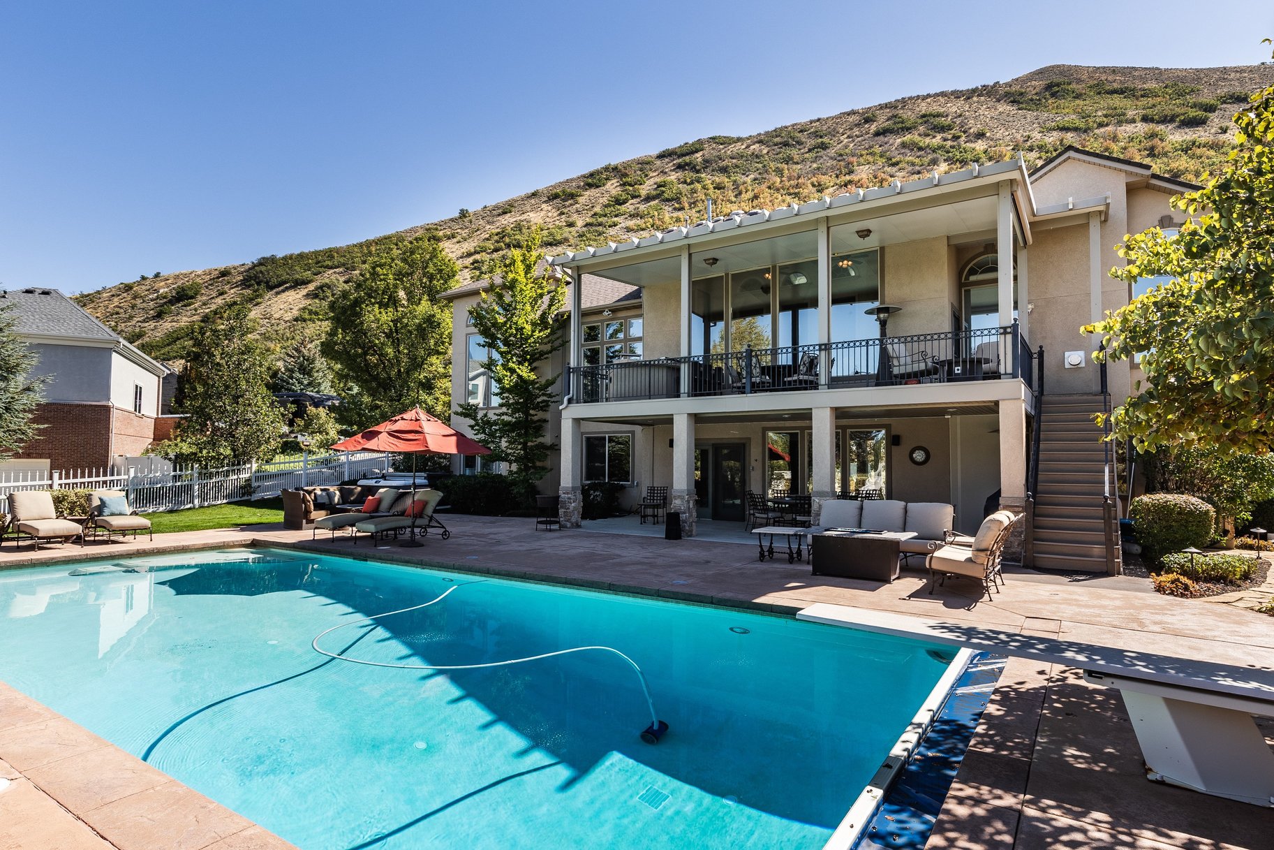  Stately Gated-Community Estate on Nearly Half an Acre: Vaulted Ceilings, Valley - 物件實景