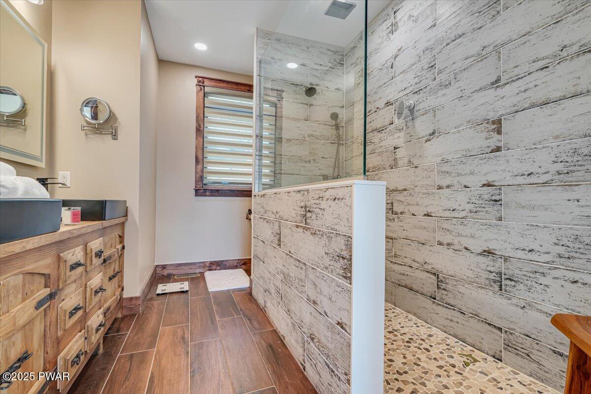 Lake Ariel, Pennsylvania, 18436, United States, 6 Bedrooms Bedrooms, ,4 BathroomsBathrooms,Residential,For Sale,2005698