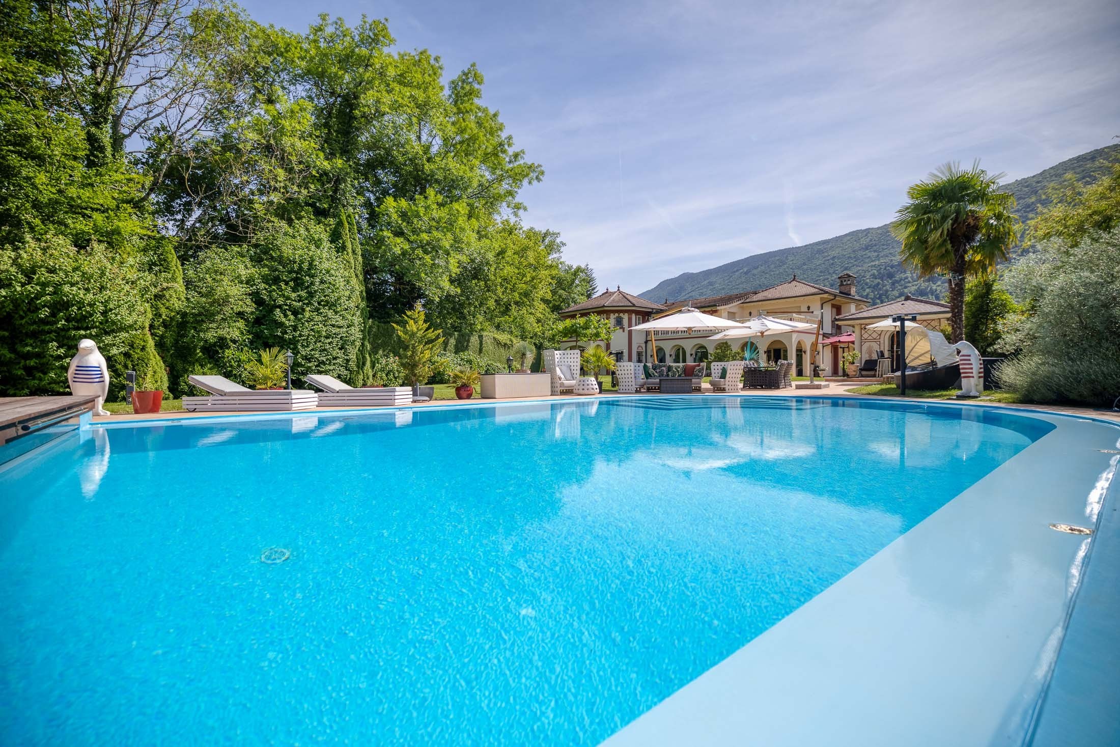  Exceptional property, unique waterfront location on Annecy