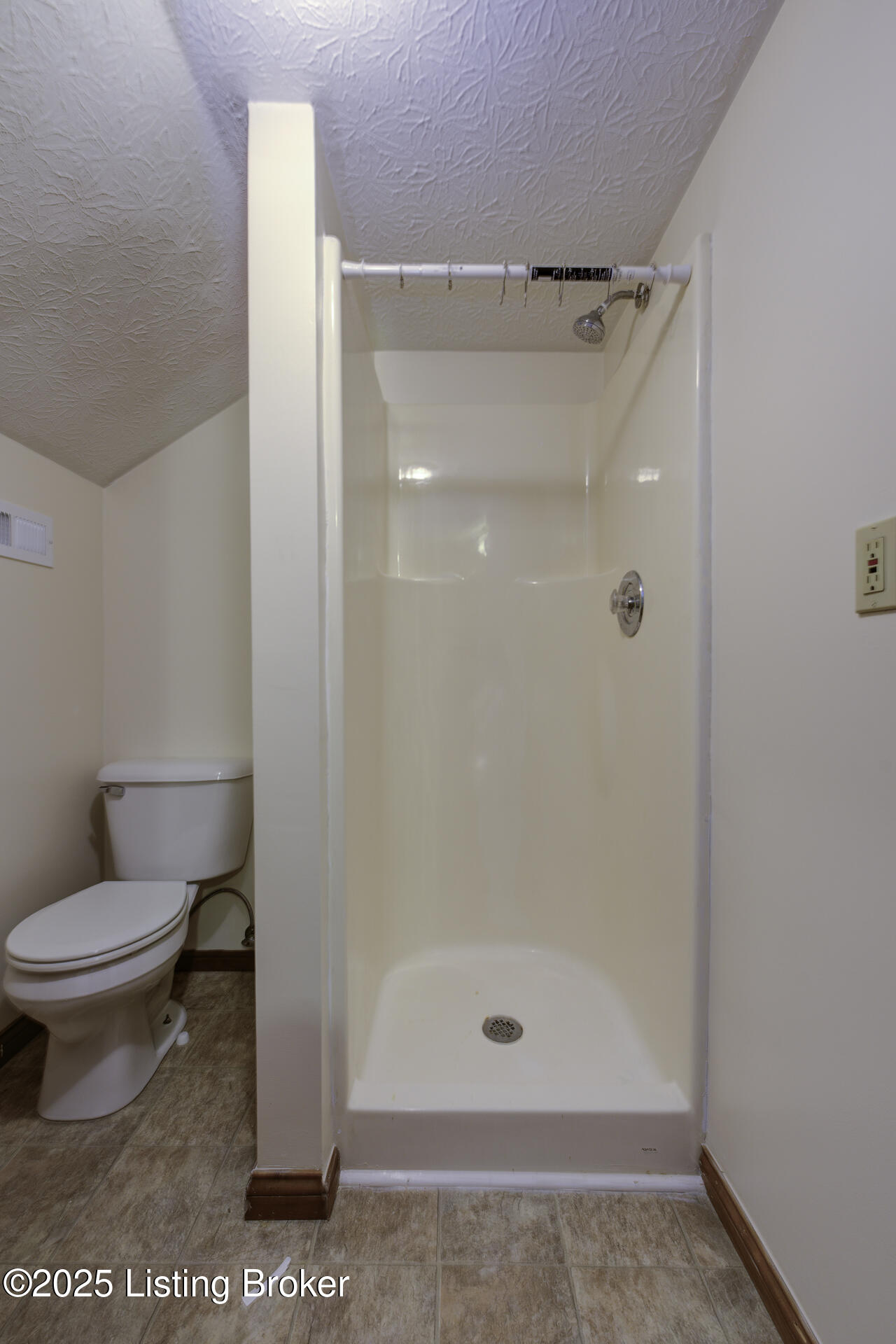 Bloomfield, Kentucky, 40008, United States, 3 Bedrooms Bedrooms, ,3 BathroomsBathrooms,Residential,For Sale,1968876