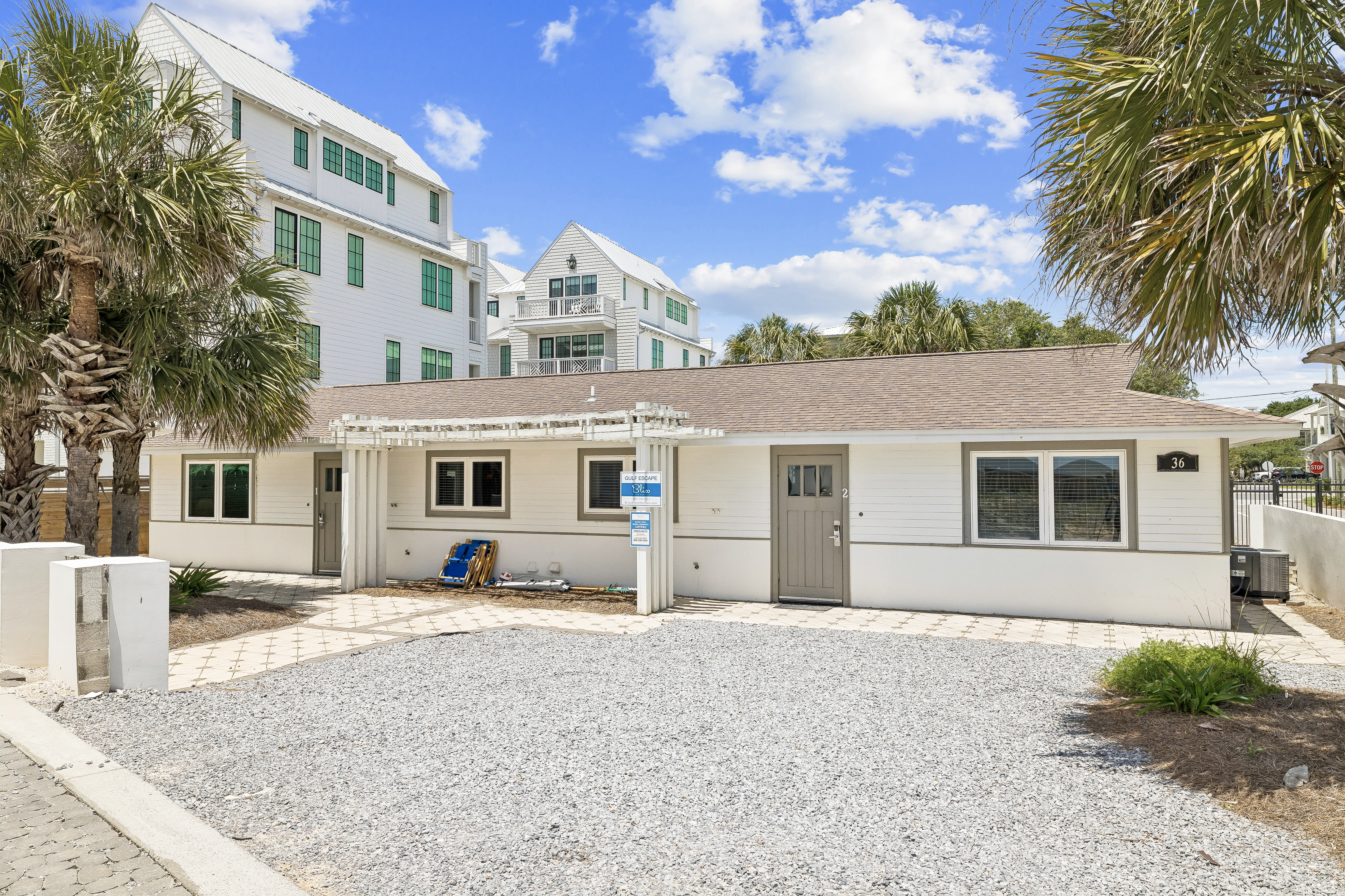  Corner-Lot Steps To Beach Access With Myriad Opportunities - 物件實景