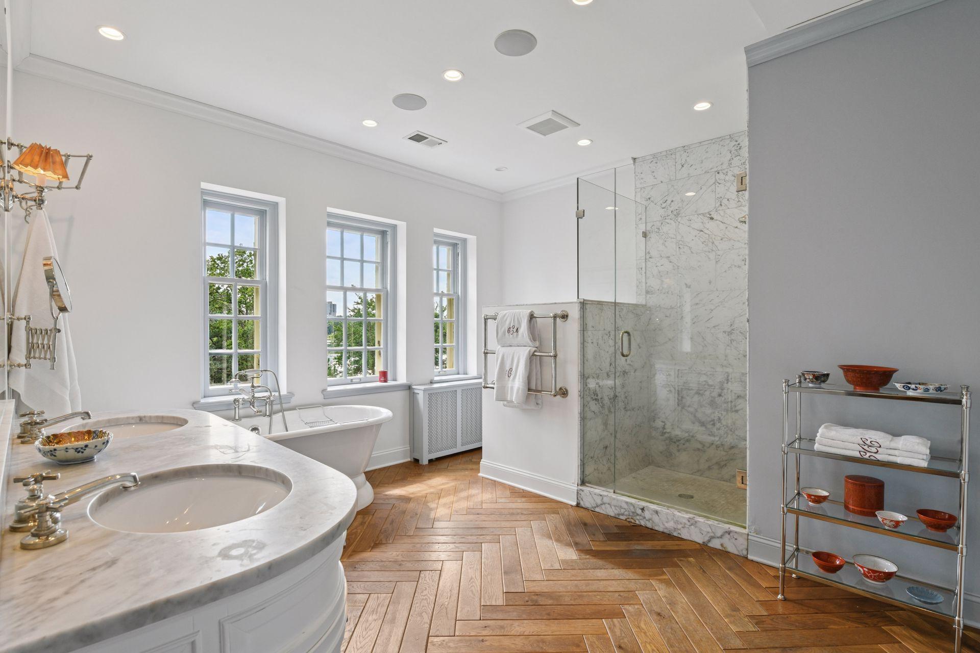 Minneapolis, Minnesota, 55405, United States, 5 Bedrooms Bedrooms, ,4 BathroomsBathrooms,Residential,For Sale,1989086