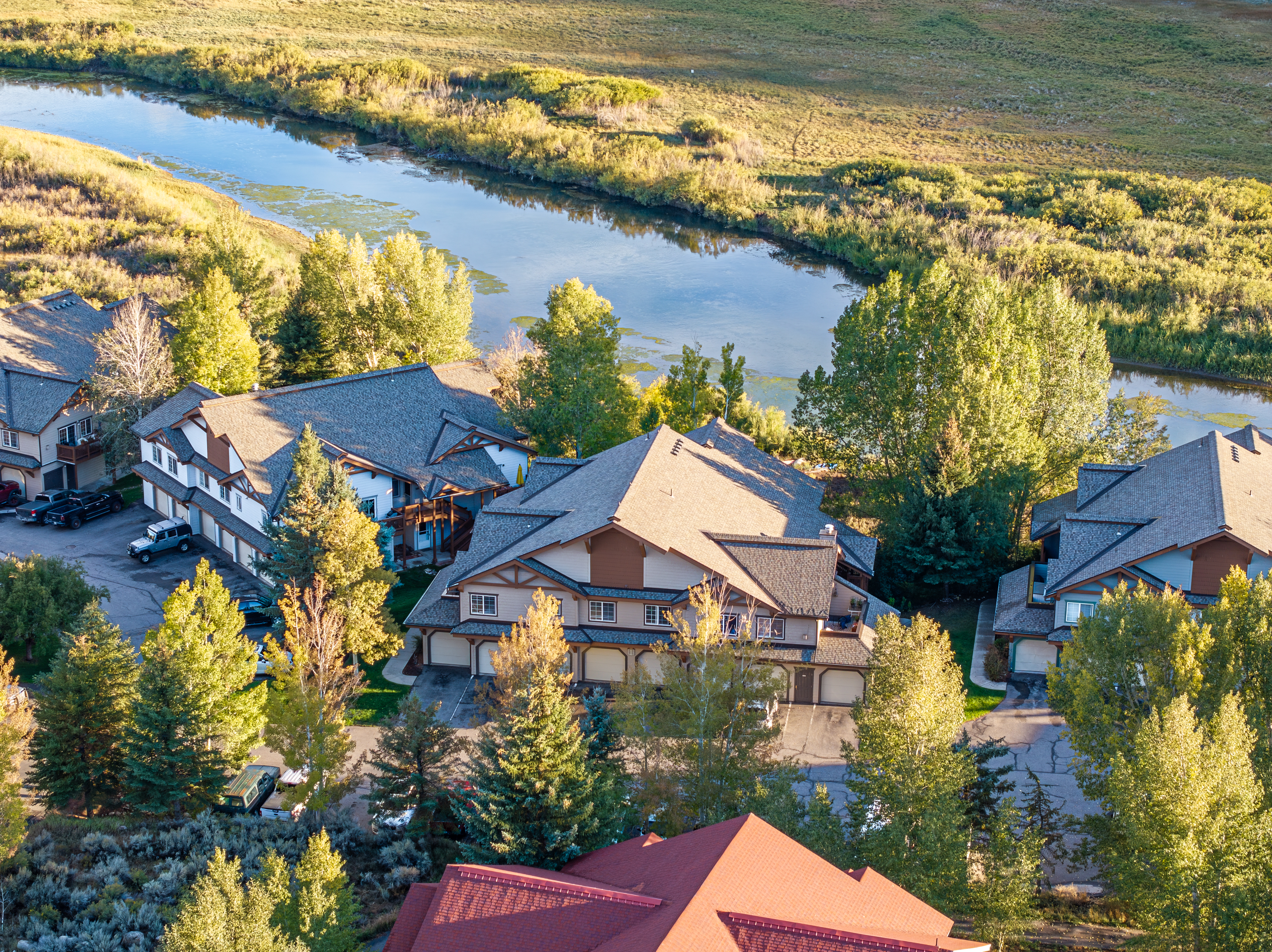  Rare River Side Ground Floor Location Overlooking the Eagle River - 物件實景