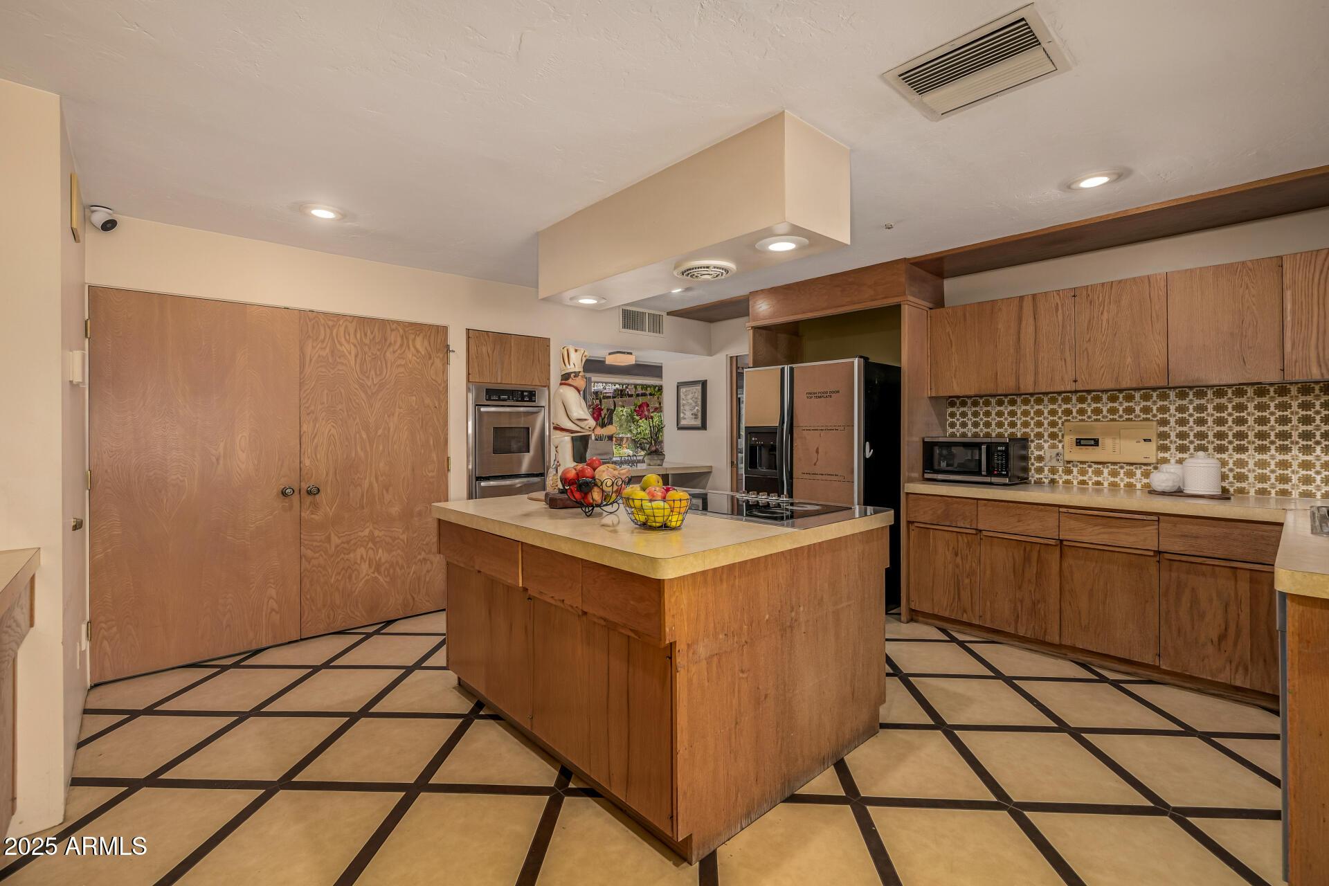 Paradise Valley, Arizona, 85253, United States, 4 Bedrooms Bedrooms, ,8 BathroomsBathrooms,Residential,For Sale,1983455