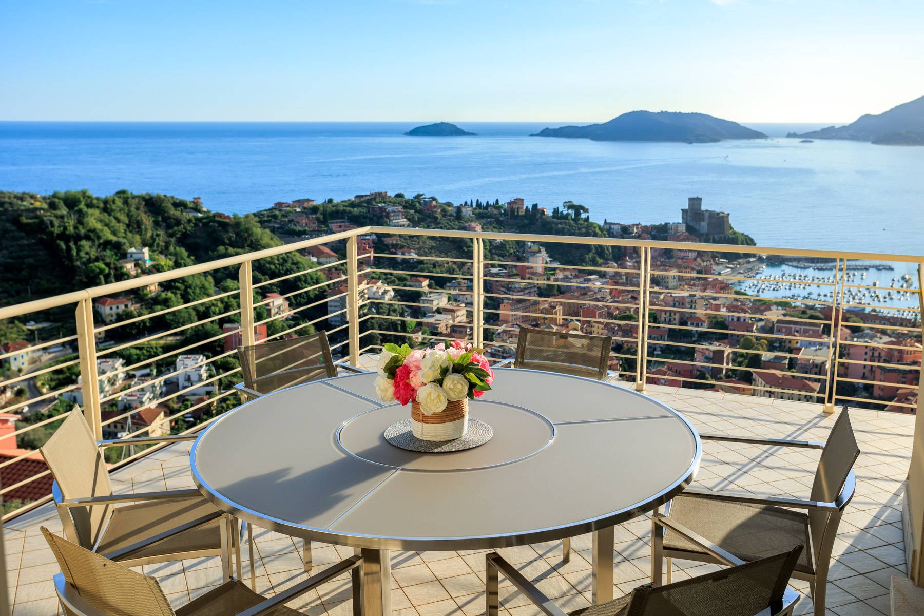 Two-story penthouse with sea view in Lerici 